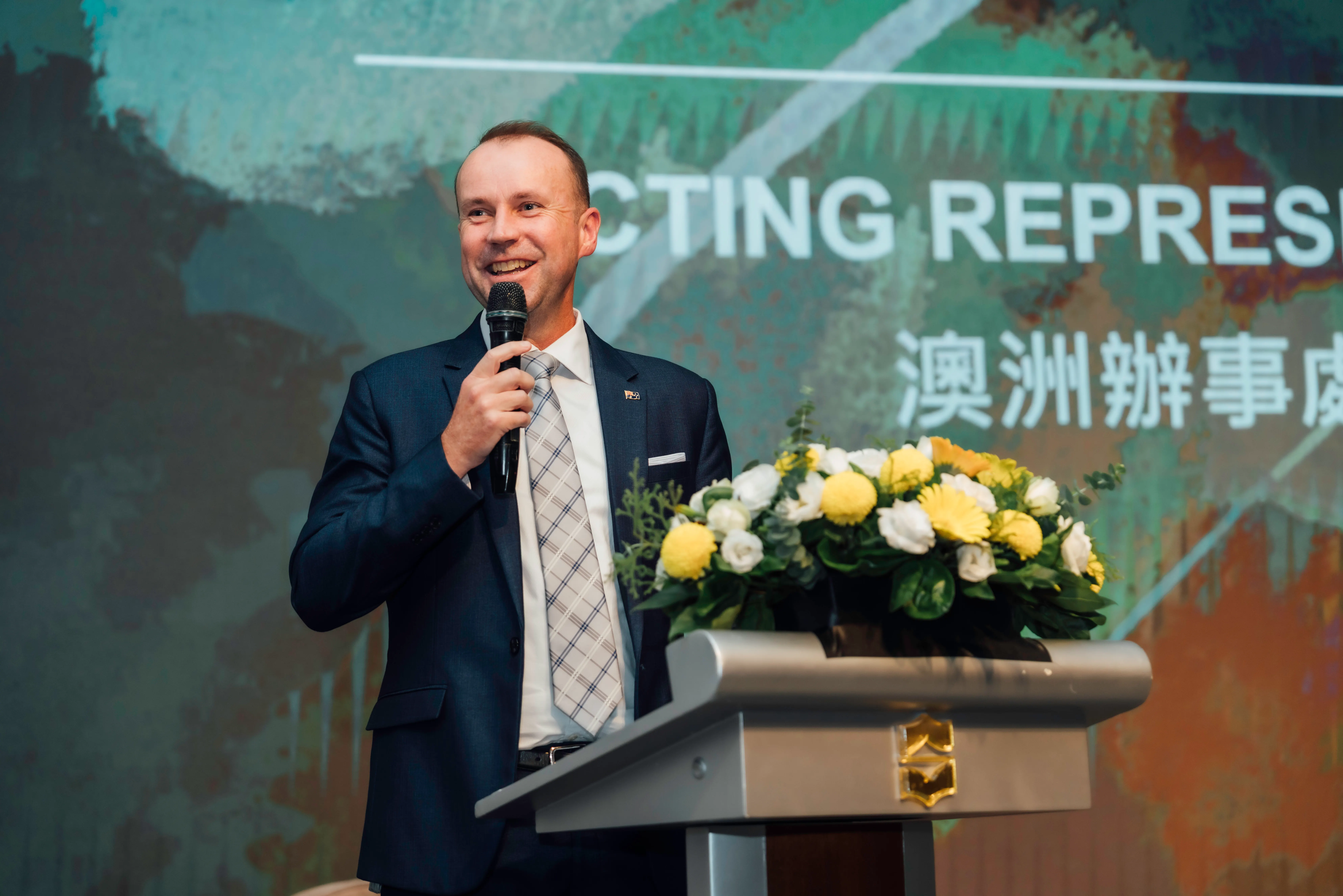 2025年9月9日，澳洲駐台辦事處副代表司徒安(Dan Stuart)於「第20屆澳洲紐西蘭商業大獎頒獎典禮暨晚宴（2025 ANZCham Business Awards）」典禮致詞。(澳紐商會提供)