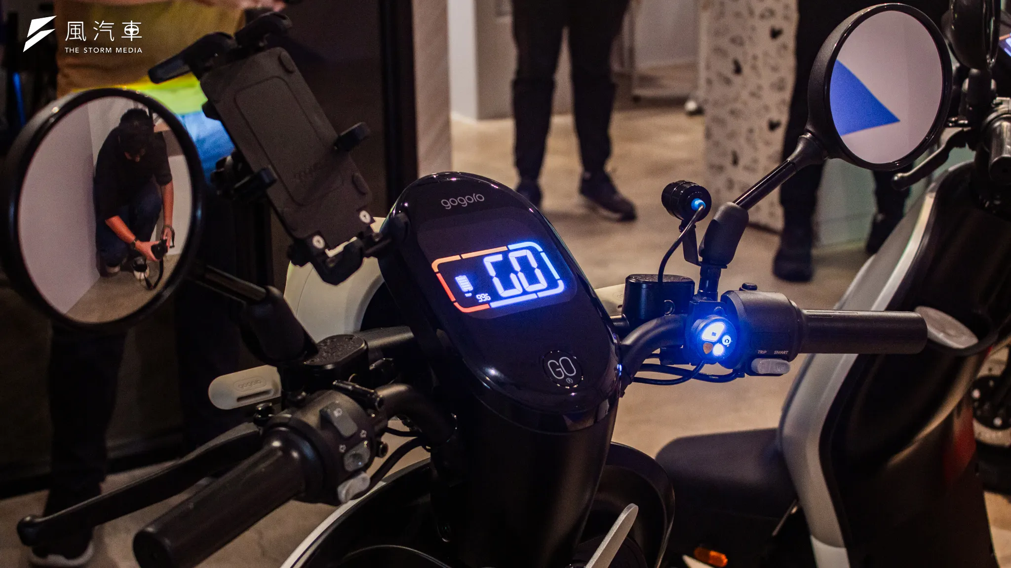 透過把手上的開關以及Gogoro專屬App 便可設定EZZY 500的智能駐車及定速巡航功能。