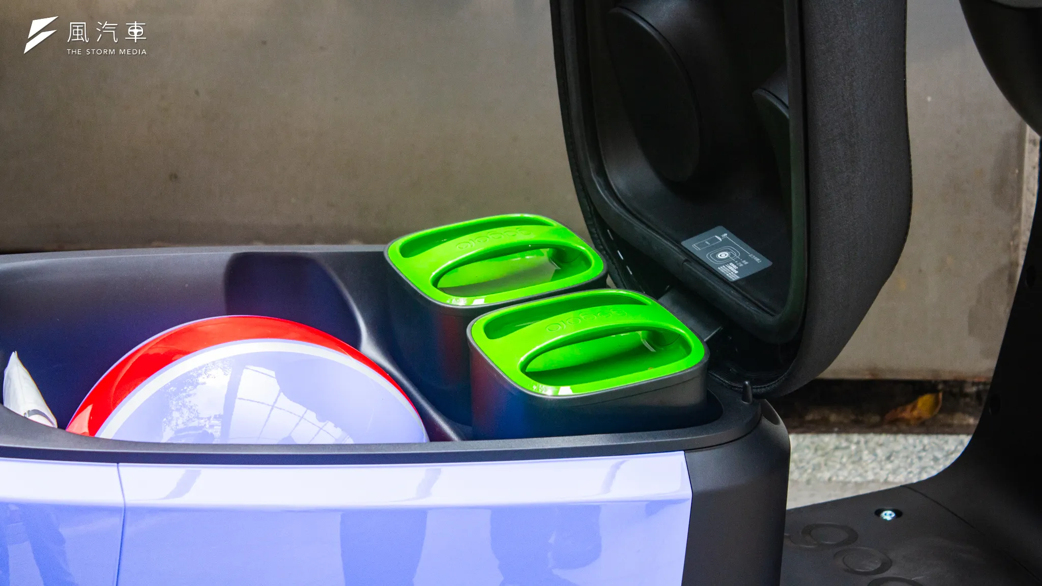 EZZY 500 在動力上配有 5.5kW 的輪轂馬達以及雙電池系統，制動配備方面則採用前後碟煞系統。