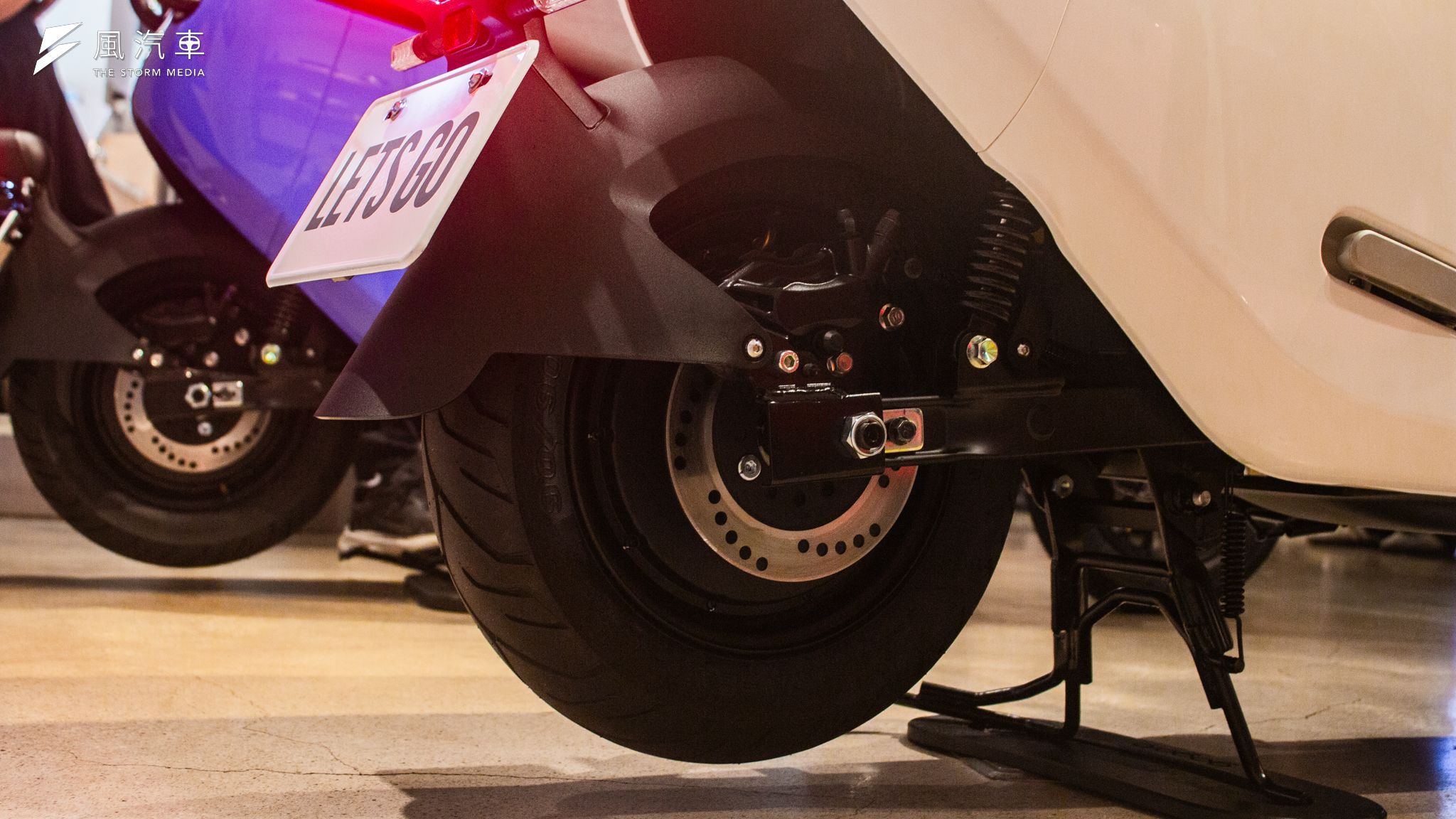 EZZY 500配置了前後碟煞，加上僅 102kg 的車重讓新手騎士也可以輕鬆駐車。