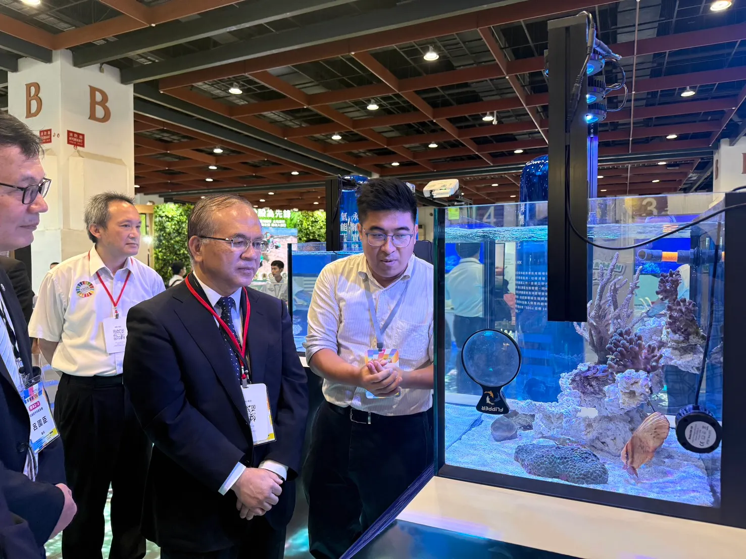 台灣中油在現場展示珊瑚、魚類等物種，並向來賓解說港區生態保育成果。（圖／台灣中油提供）