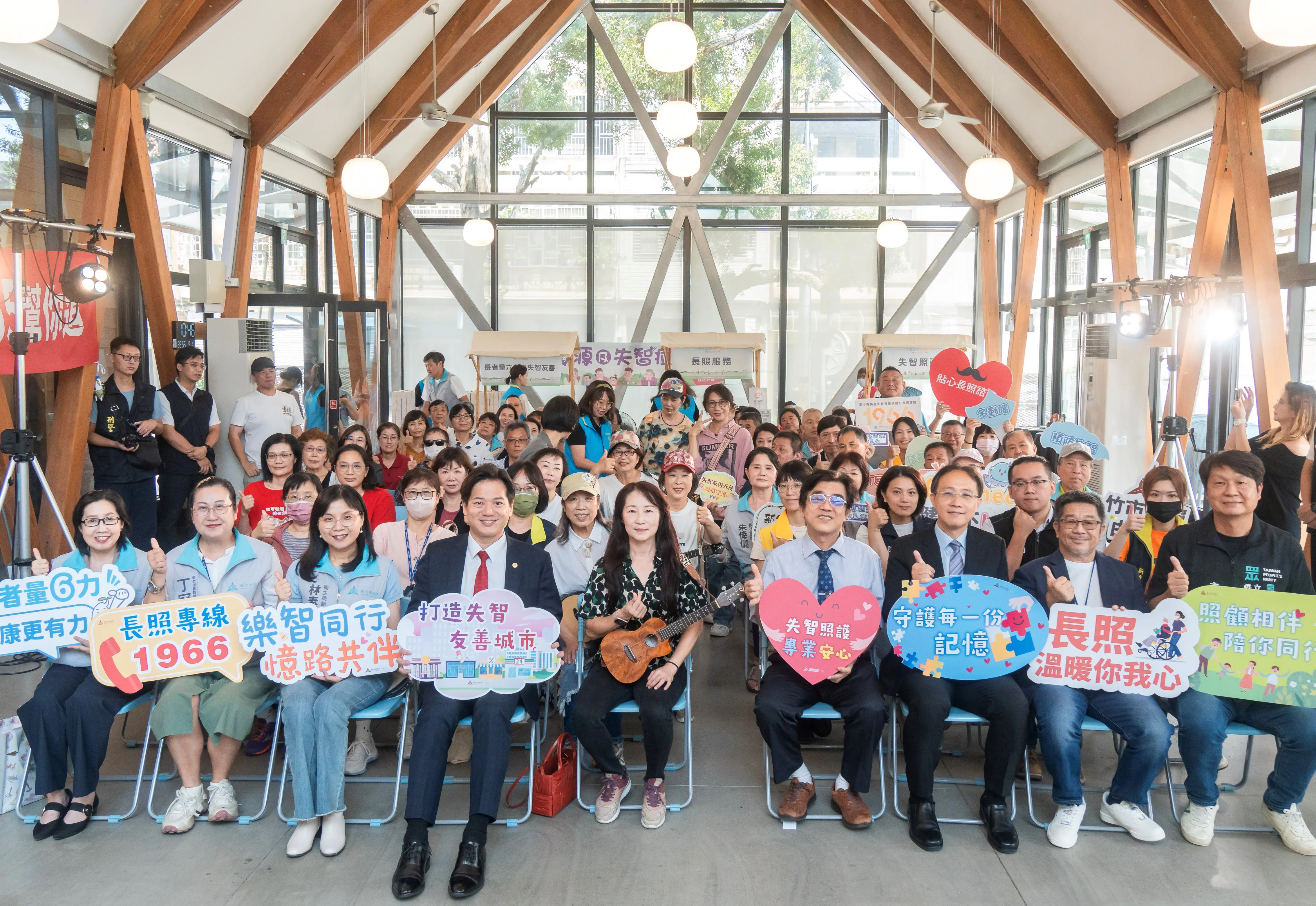 新竹市辦理國際失智月系列活動期，讓民眾透過互動方式認識失智症警訊，期喚起更多人對失智症的關注和理解。（圖／新竹市政府提供）