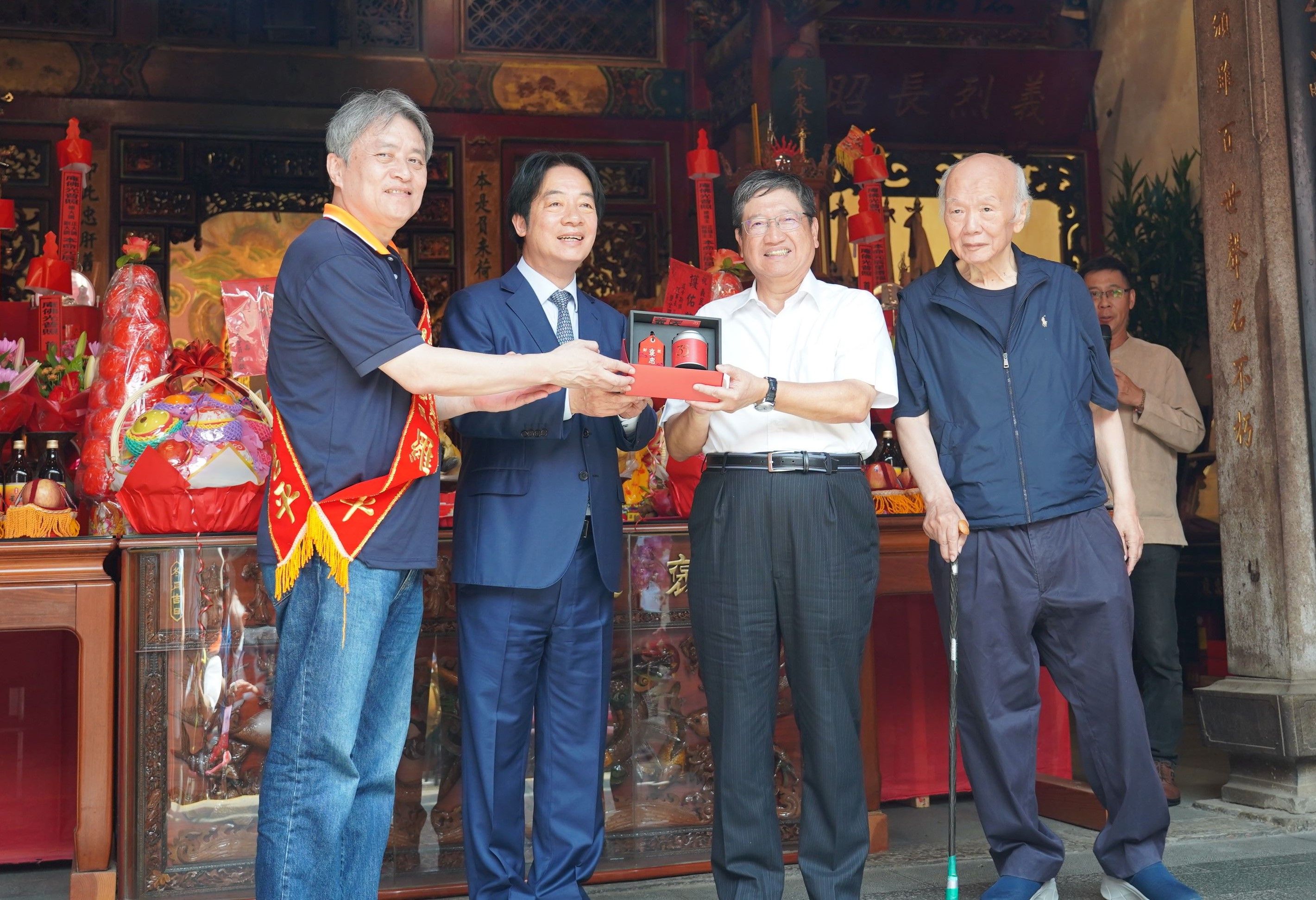 新竹縣長楊文科、義民廟董事長林光華致贈賴清德總統義民祭文創商品。（圖／新竹縣政府提供）