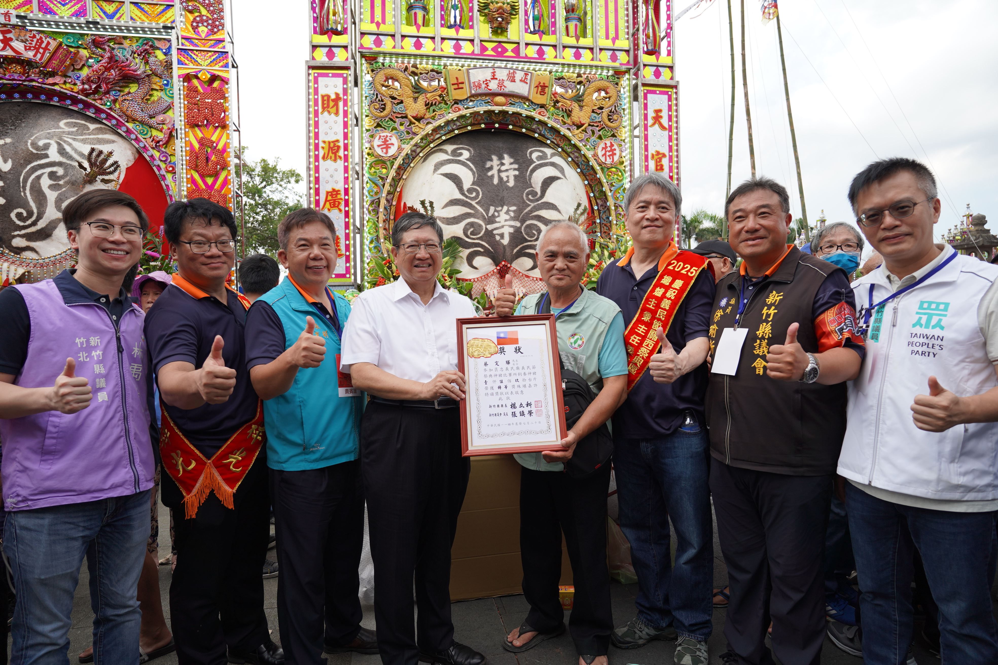 縣長楊文科頒發獎狀及獎牌給賽神豬神羊比賽得獎飼主。（圖／新竹縣政府提供）