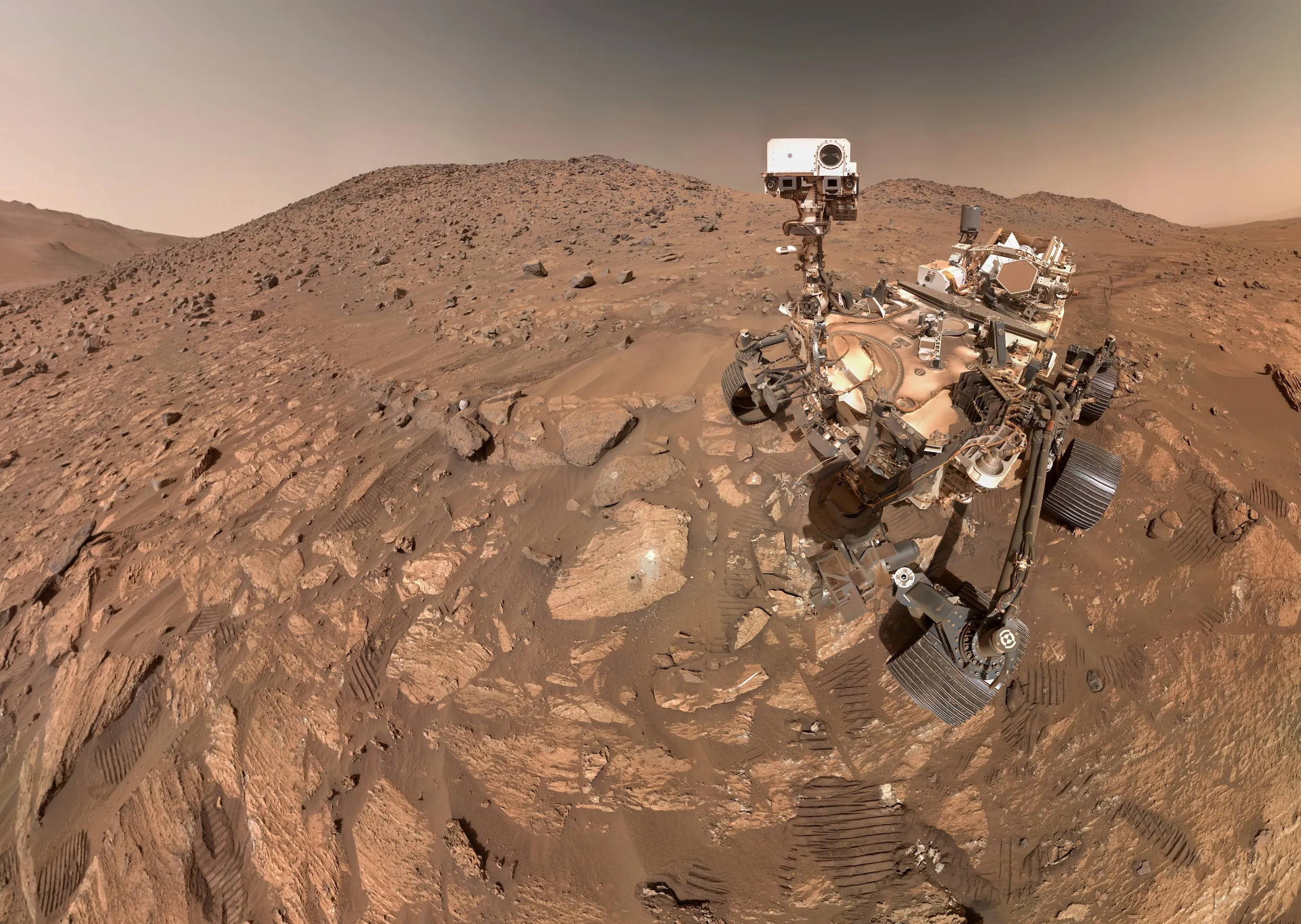 2024年7月23日、パーサヴィアランス探査車が火星で撮影したセルフィー。このセルフィーは62枚の独立した画像をつなげて作成された。（AP通信）