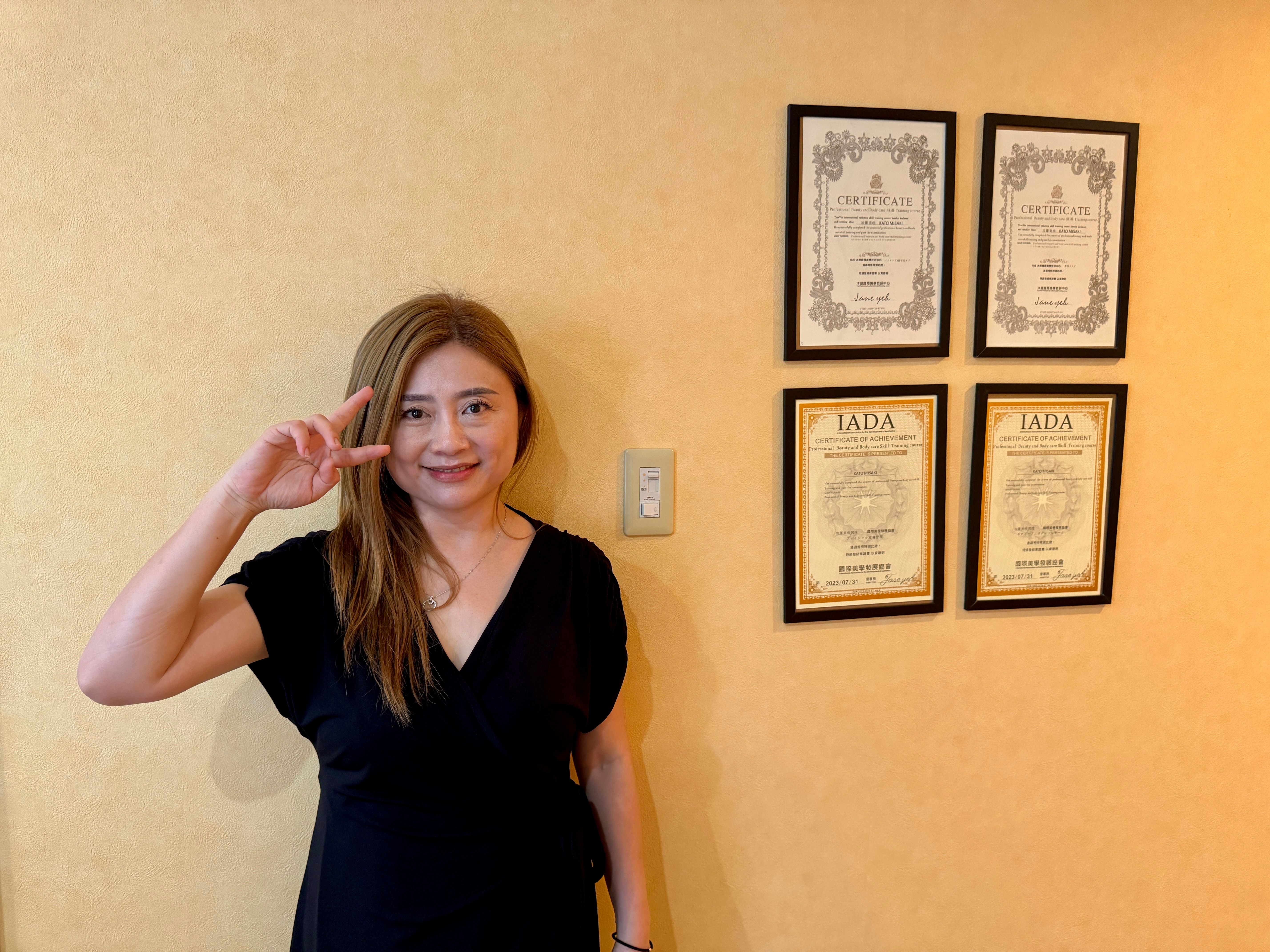 ティンティンが栃木でサロンを開設し、日本人に刮痧文化を体験させている。（ティンティン提供）