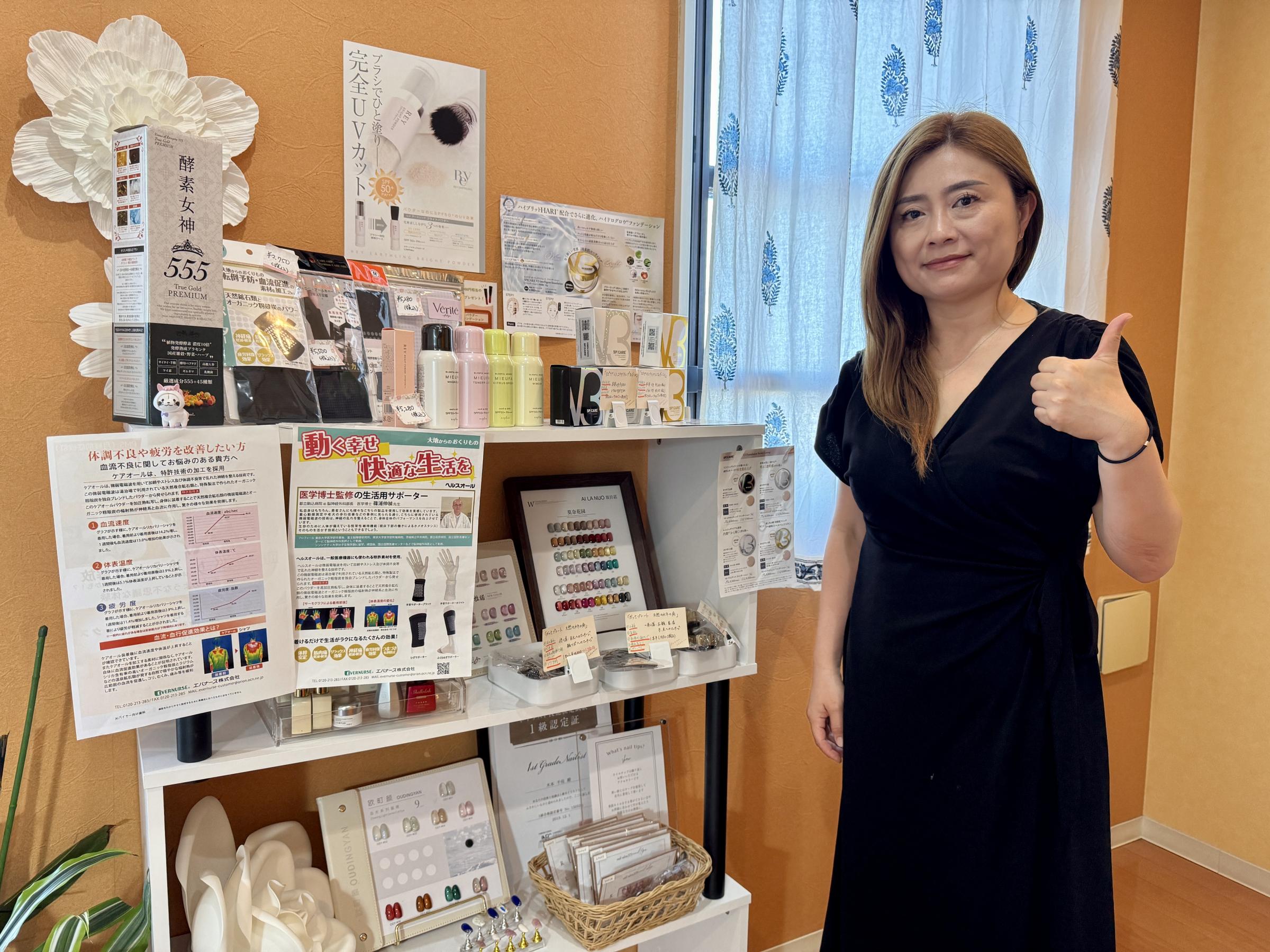ティンティンが栃木でサロンを開設し、日本人に刮痧文化を体験させている。（ティンティン提供）