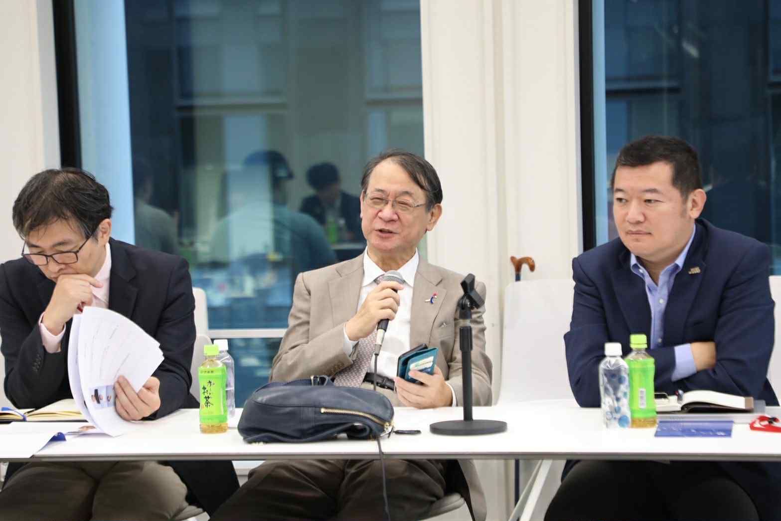 日本前駐台代表泉裕泰等学者、9月11日に日本シンクタンク「笹川平和財団」で訪問した国民党青年団代表と会談。（国民党提供）