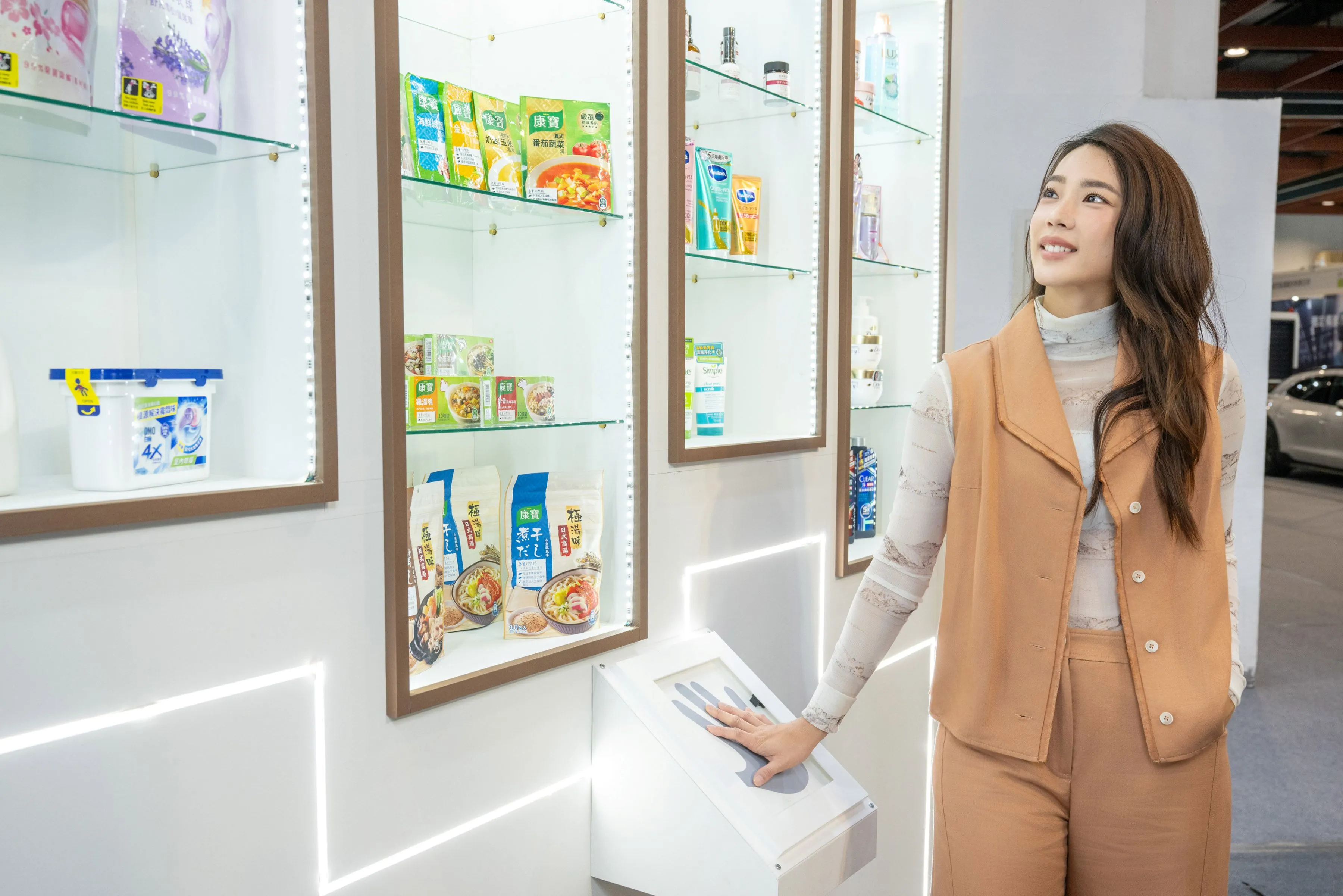 聯合利華「曙光計劃」特展特別邀請人氣演員林思宇（宇宙）以消費者代表身份分享其「永續小撇步」，呼籲民眾從隨手的小習慣開始，共同點亮永續未來。（圖／聯合利華）