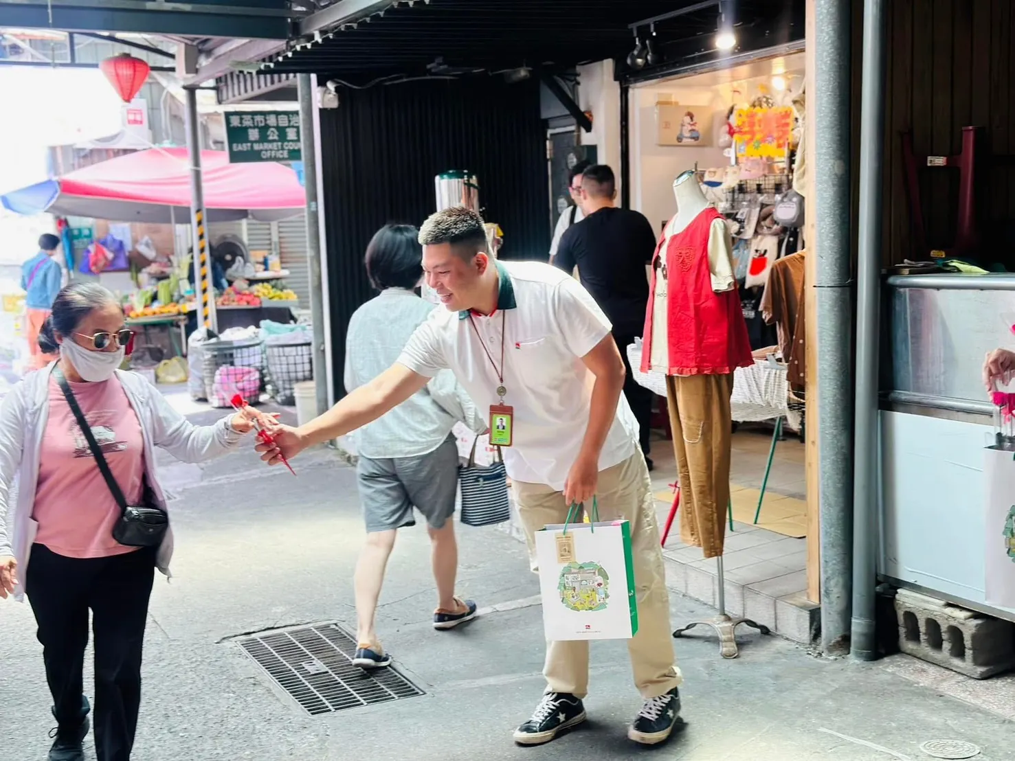 成大店專案經理吳宇麟從餐飲業轉職信義房屋，原本在手搖飲料店擔任店長，卻因疫情。（圖／信義房屋）