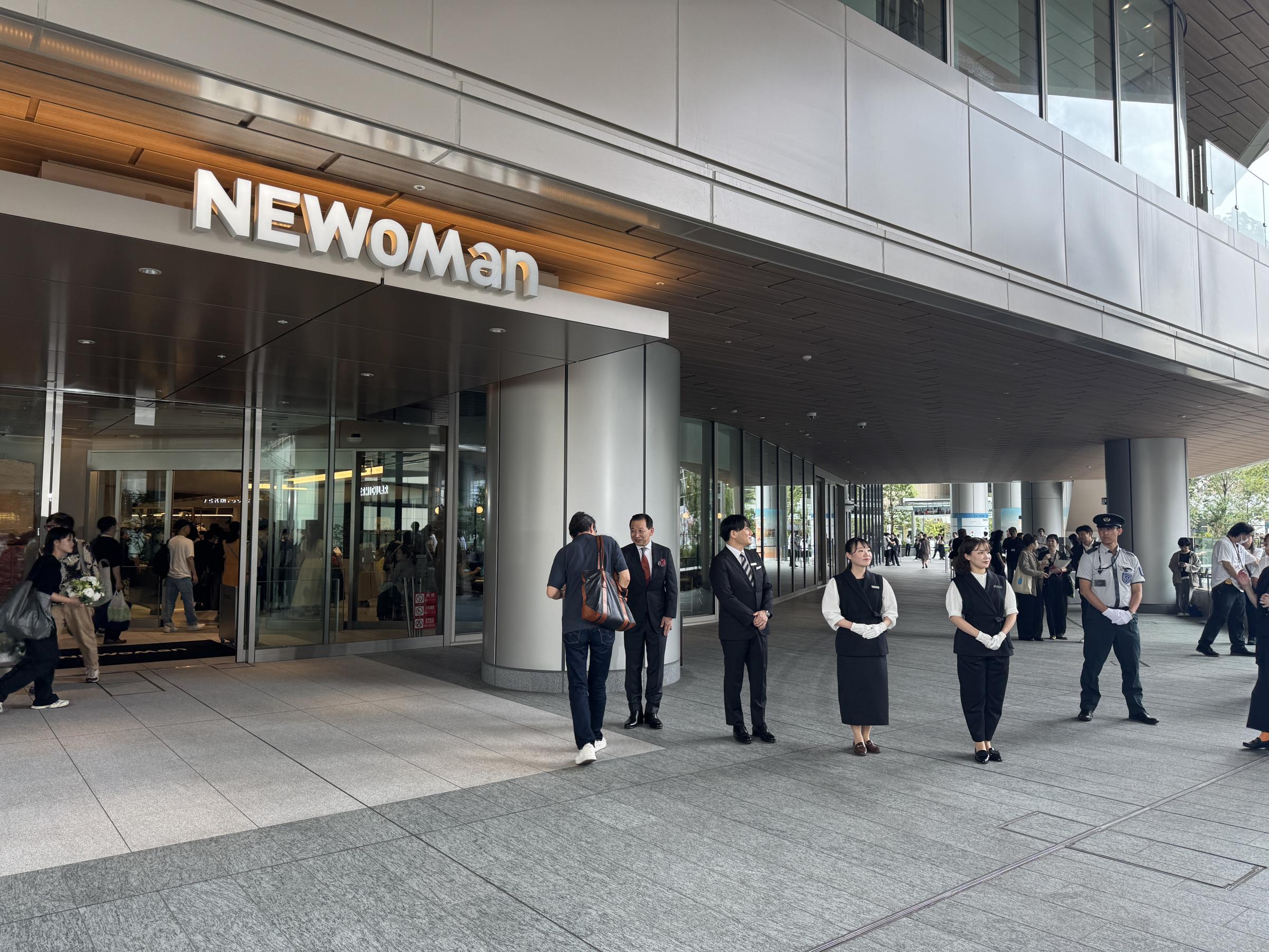 ニュウマン高輪が本格開業、表社長らが来場者を笑顔で迎え長蛇の列が賑わいを見せた。黃信維