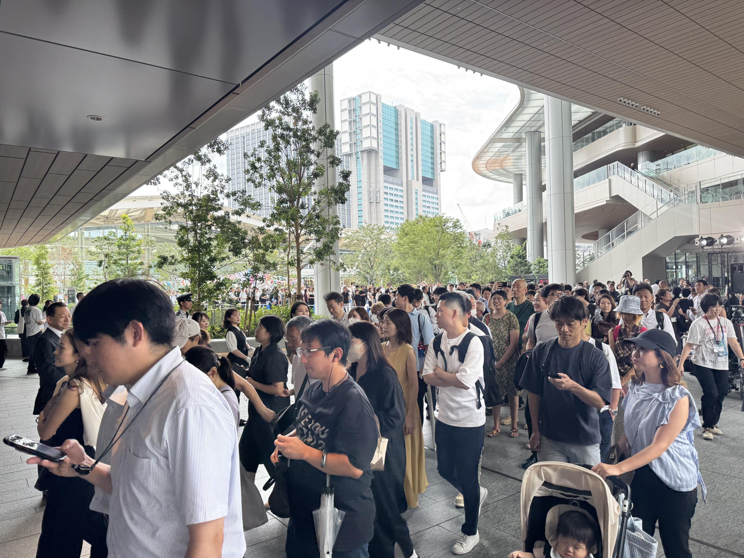 ニュウマン高輪が本格開業、表社長らが来場者を笑顔で迎え長蛇の列が賑わいを見せた。黃信維