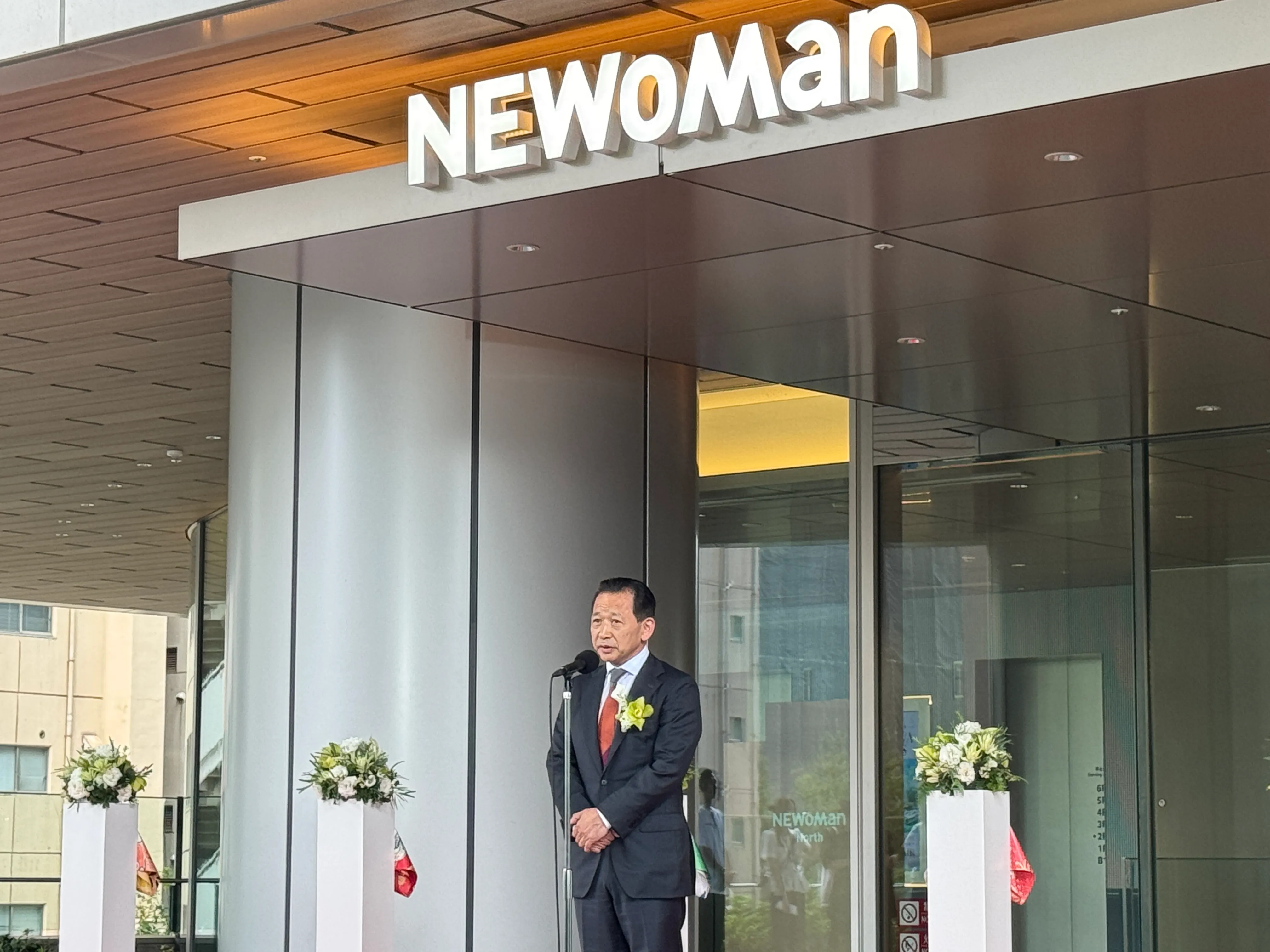 ニュウマン高輪が本格開業、表社長らが来場者を笑顔で迎え長蛇の列が賑わいを見せた。黃信維