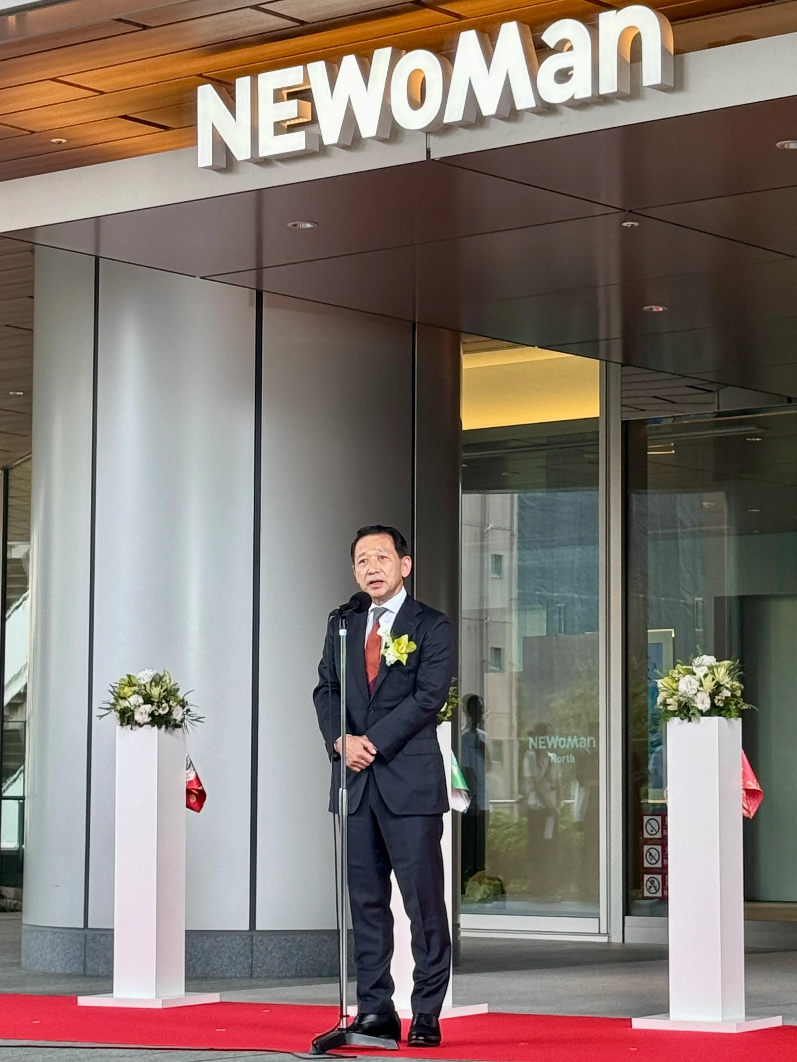 ニュウマン高輪が本格開業、表社長らが来場者を笑顔で迎え長蛇の列が賑わいを見せた。黃信維