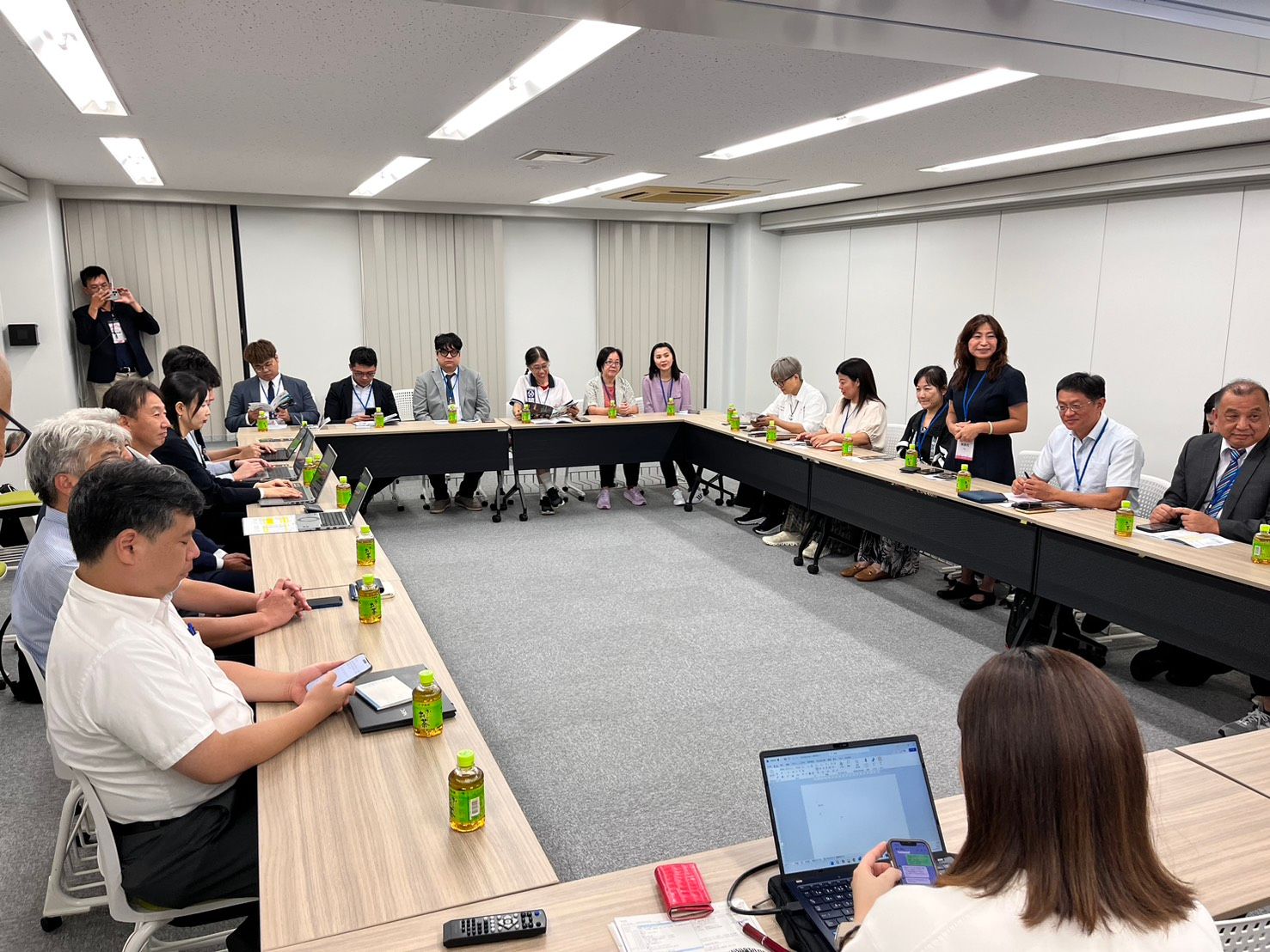 桃園觀旅局長陳靜芳帶領桃園旅館業、旅行業、商圈協會及在地業者等，拜會神戶觀光局及在地旅遊業者一同交流，討論未來修習旅行及各方面合作之可能性。（圖／桃園市政府觀旅局提供）