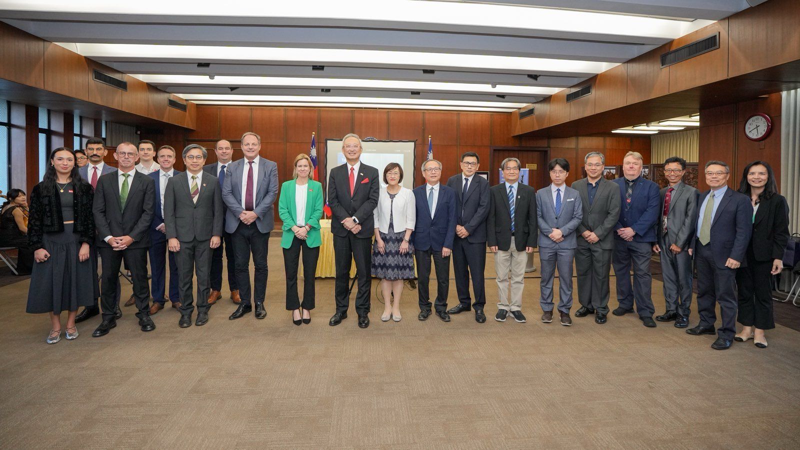 20250912-外交部11日舉行「台英半導體聯合培力計畫了解備忘錄」簽署儀式，英國在台辦事處、經濟部、國科會、國家實驗研究院、國際半導體產業協會等代表出席見證。（外交部提供）