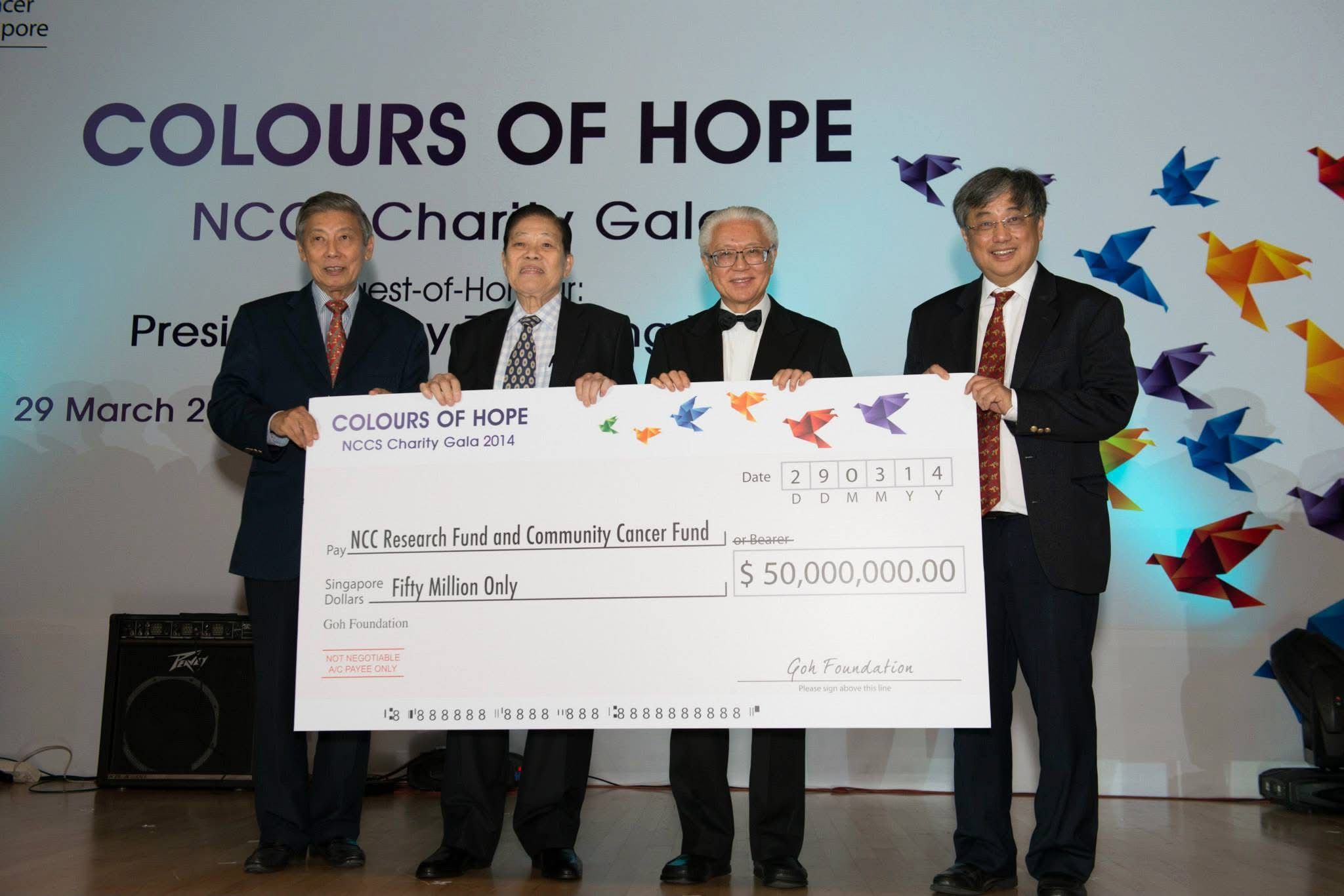 捐贈大筆資金給新加坡國立大學醫院，油漆大亨吳清亮站在中間偏左的位置。（翻攝自學校粉專）