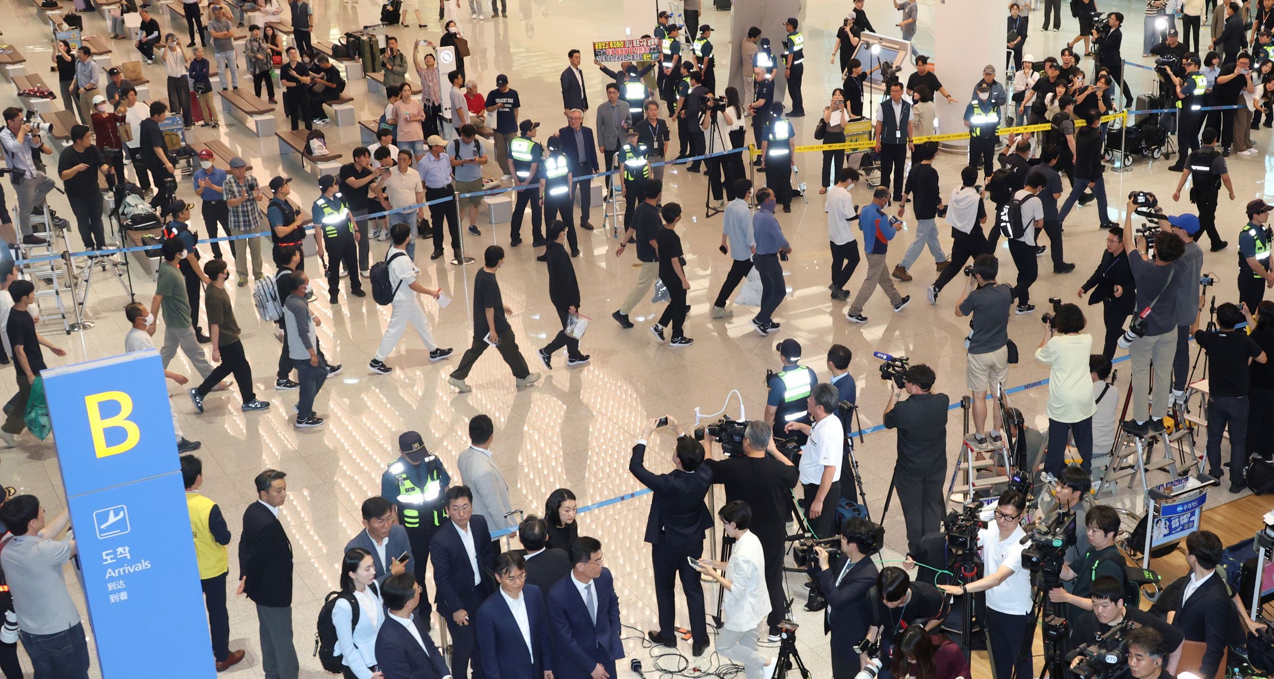 310名遭美國移民局拘捕的南韓公民，12日搭乘韓航專機從亞特蘭大返回仁川機場。（美聯社）