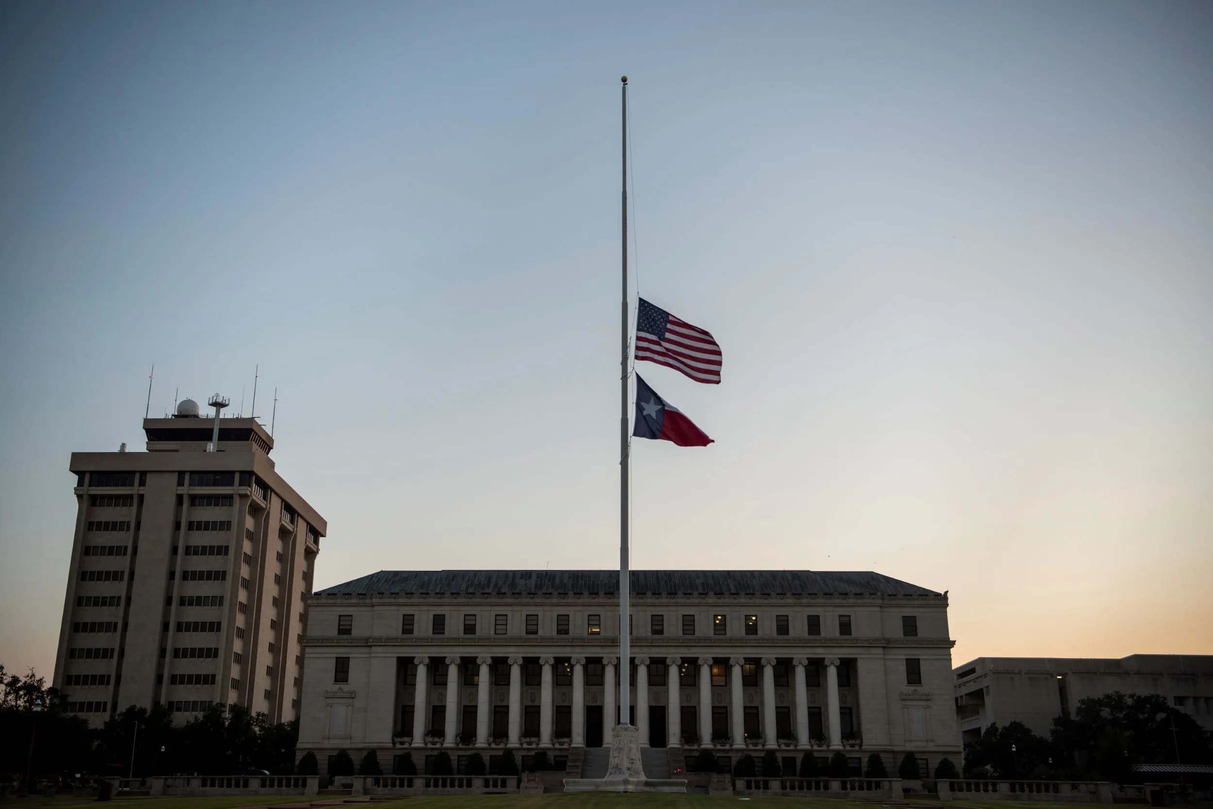 美國知名的共和黨評論員柯克，日前在猶他州演講會場遭槍擊射殺，德州降半旗悼念。（美聯社）