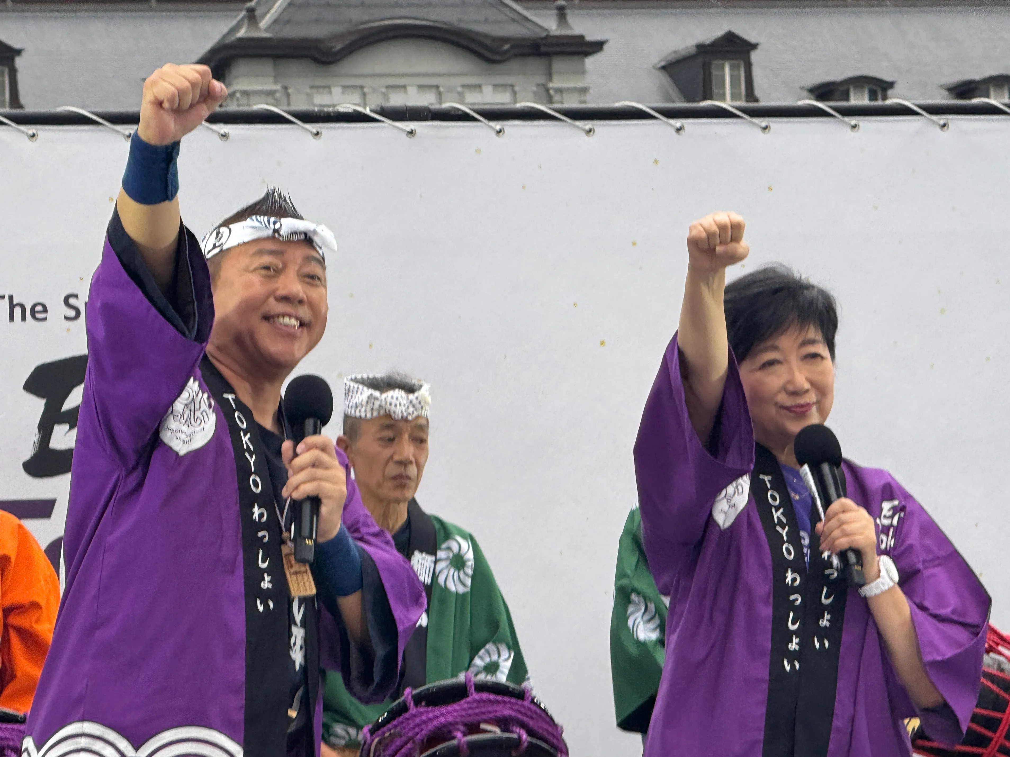 「TOKYOわっしょい」が東京駅前で開幕し、江戸消防記念会の妙技披露や林家たい平の呼びかけ、小池知事の掛け声で会場は熱気に包まれた。黃信維