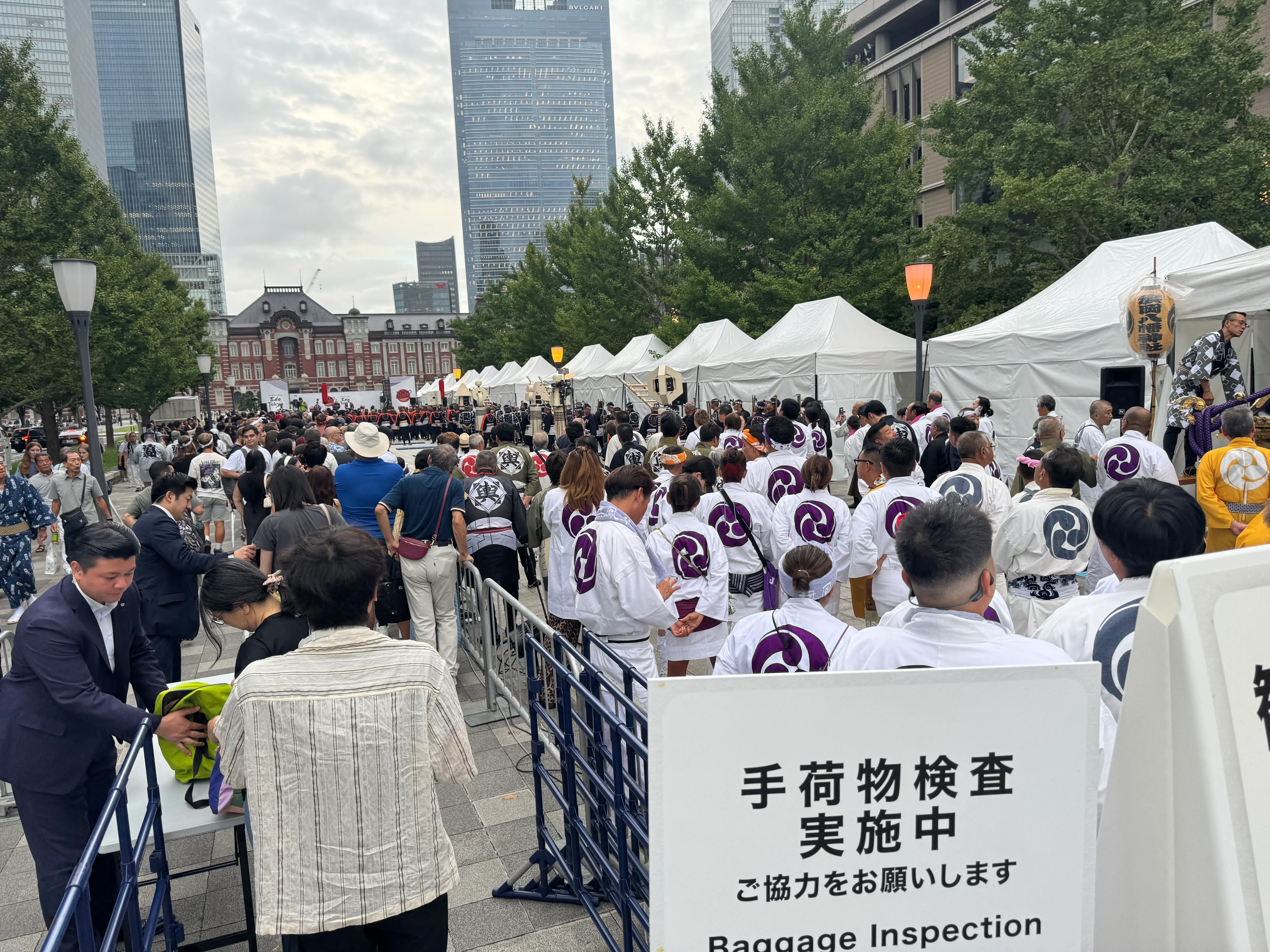 「TOKYOわっしょい」が東京駅前で開幕し、江戸消防記念会の妙技披露や林家たい平の呼びかけ、小池知事の掛け声で会場は熱気に包まれた。黃信維