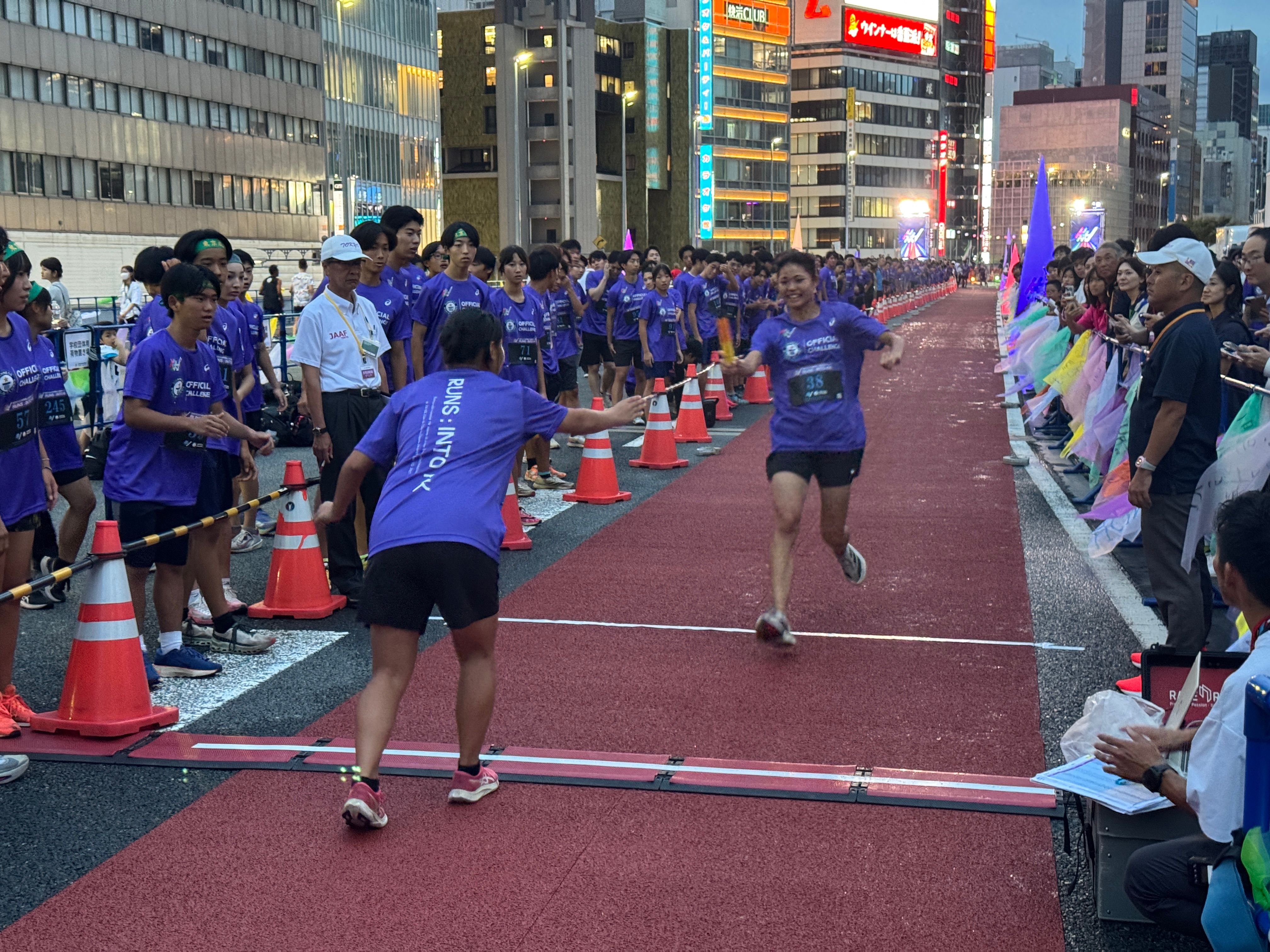 東京2025世界陸上の前夜祭「RUNS：INTO KK」が旧KK線で開催され、小池百合子知事が激励の挨拶を行い、寺田明日香らの参加による100m×1時間リレーで256人がバトンをつなぎ、ギネス世界記録を更新した。黃信維