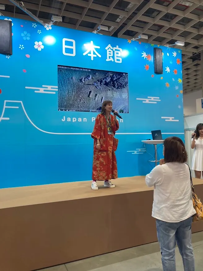 台湾出身の「島女子Lois」さんが長崎・五島列島に移住し、夫と共に多機能施設「五島時光」を運営しながら、地域に根差した交流と発信の拠点を築いた。