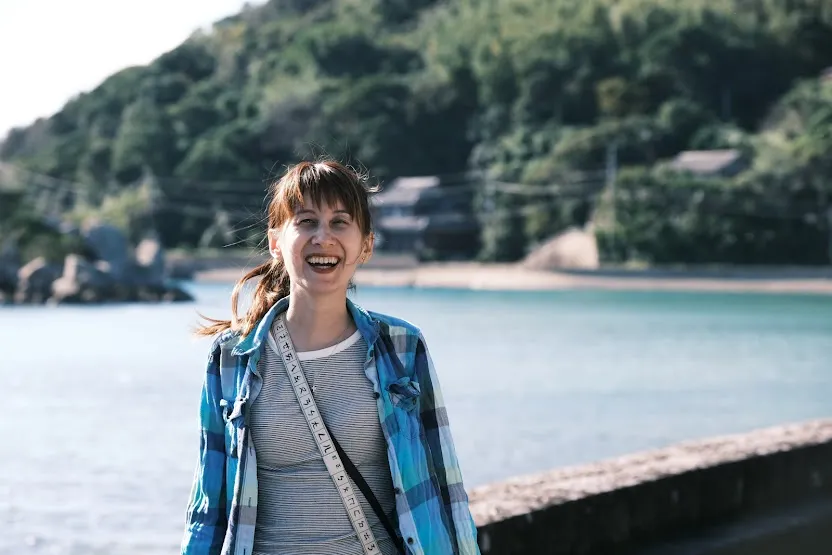 台湾出身の「島女子Lois」さんが長崎・五島列島に移住し、夫と共に多機能施設「五島時光」を運営しながら、地域に根差した交流と発信の拠点を築いた。