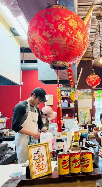 台湾出身の蘇陳詩瀚さんと日本人の妻・清家真弓さんは、小豆島の台湾料理店「agon」を営み、《風伝媒》の取材に離島で暮らし店を続ける思いを語った。台湾料理店「agon」