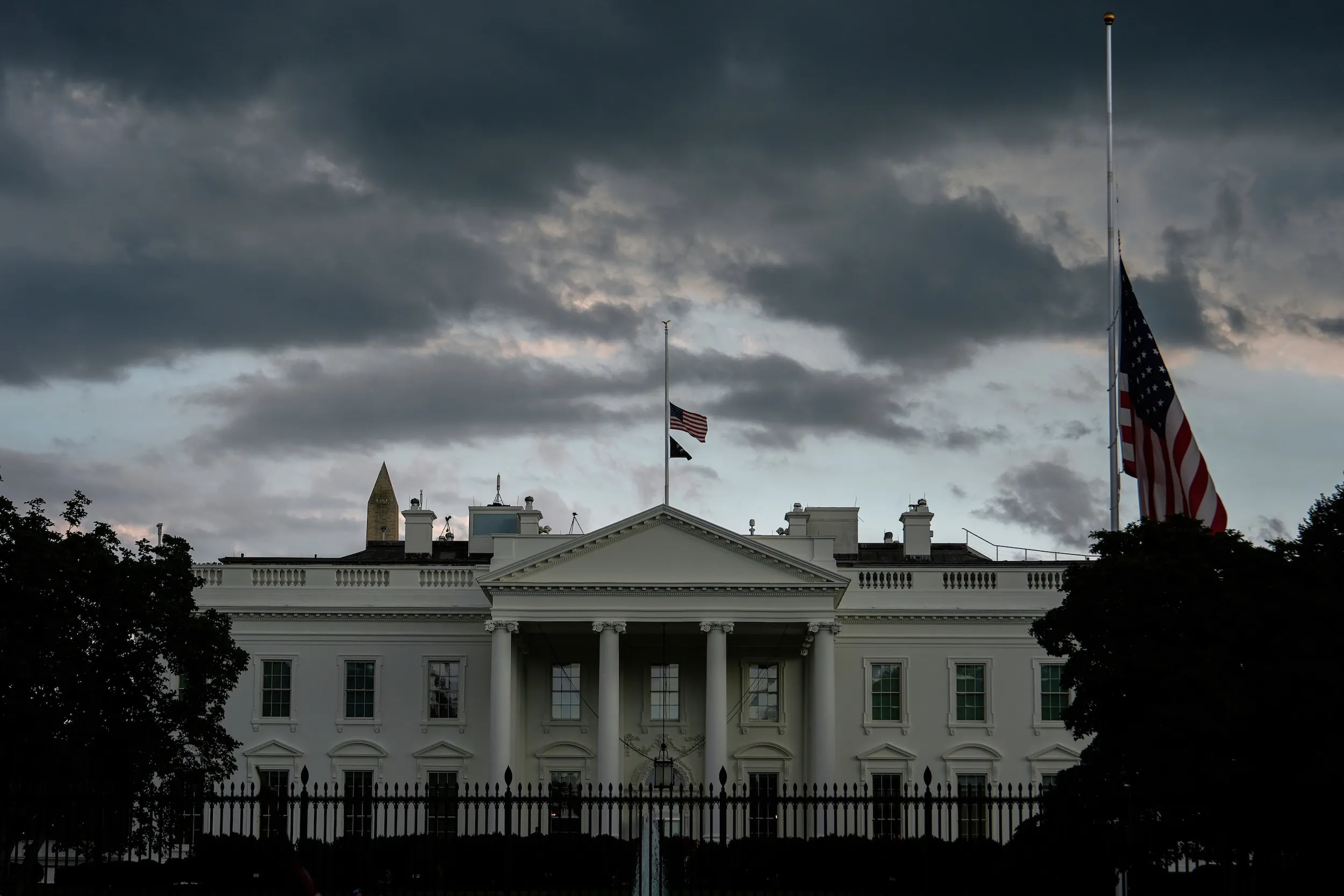 アメリカの保守派のネットアイドル、MAGA派の若者の師であるカークが銃撃され、ホワイトハウスが彼のために半旗を掲げた。（AP通信）