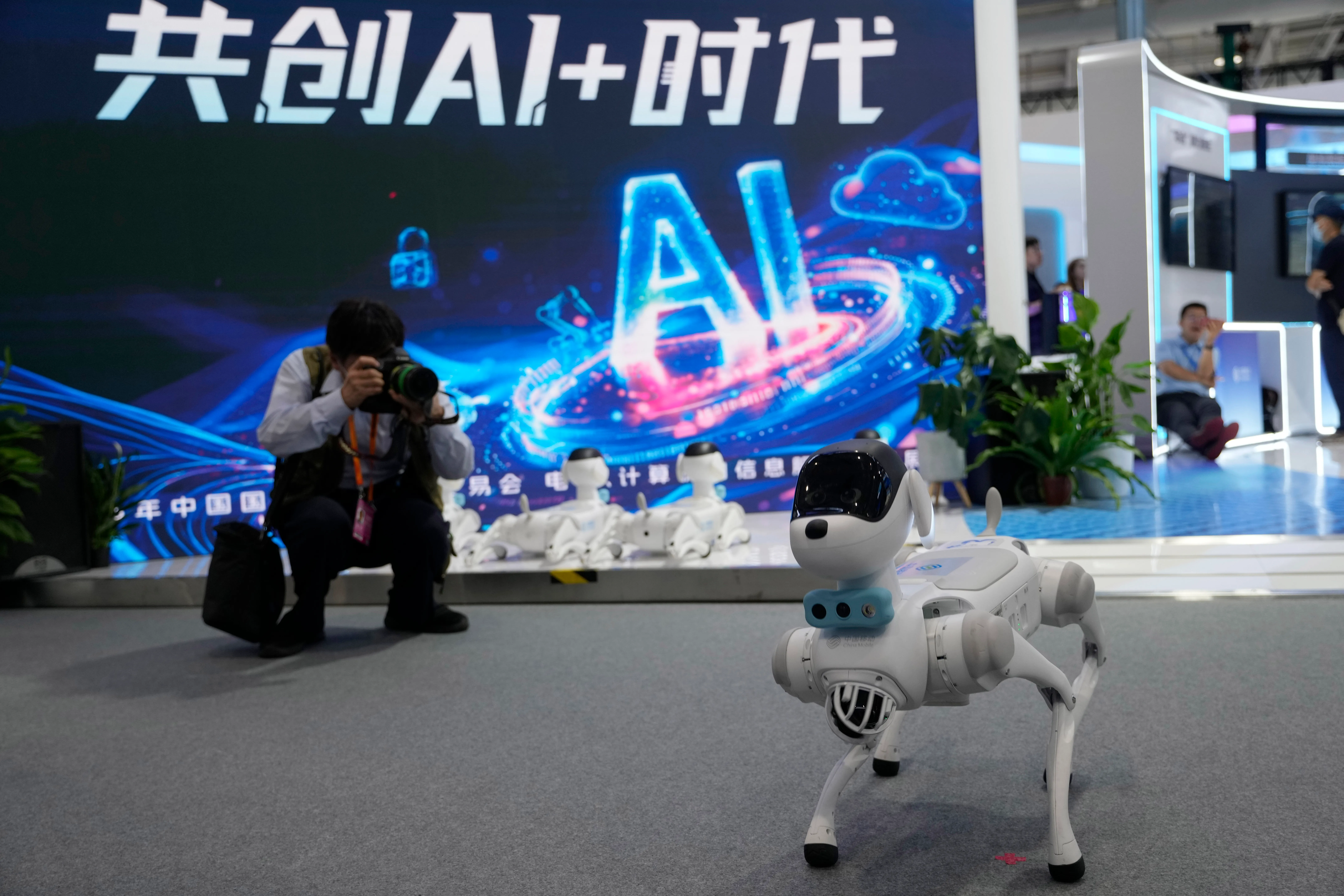 中国服貿会展示のAIロボット犬。（美聯社）