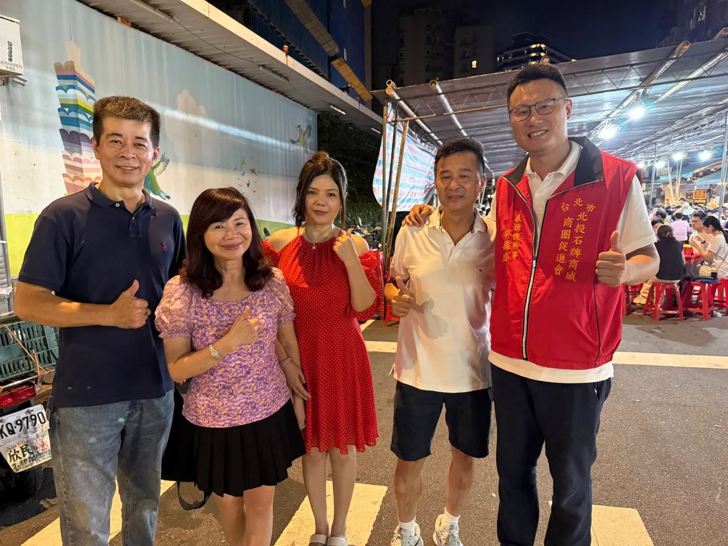 左起依序為士林夜市商圈聯合會理事長蘇文山、台北市商圈產業聯合會理事長周水美、台北市北投石牌商城商圈促進會理事長蕭淑霞、石牌商城知名店家金仙魚丸店老闆林明坤、林揚庭。（圖／石牌商圈促進會提供）