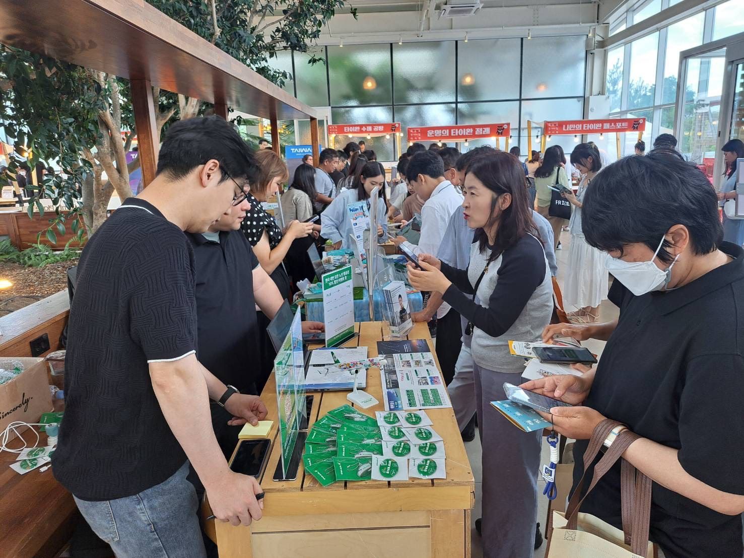 韓國大邱民眾擠爆現場，和業者互動熱絡。（觀光署提供）