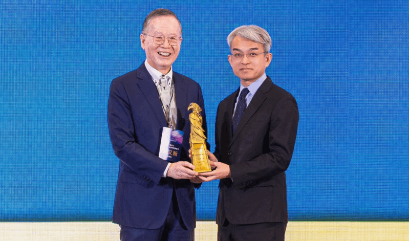 中信金於「2025第九屆台北金鵰微電影展」囊括4項大獎，由台灣永續能源研究基金會董事長簡又新（左）頒獎予中信金控董事會副秘書長林永勝資深副總（右）。／中信金控提供
