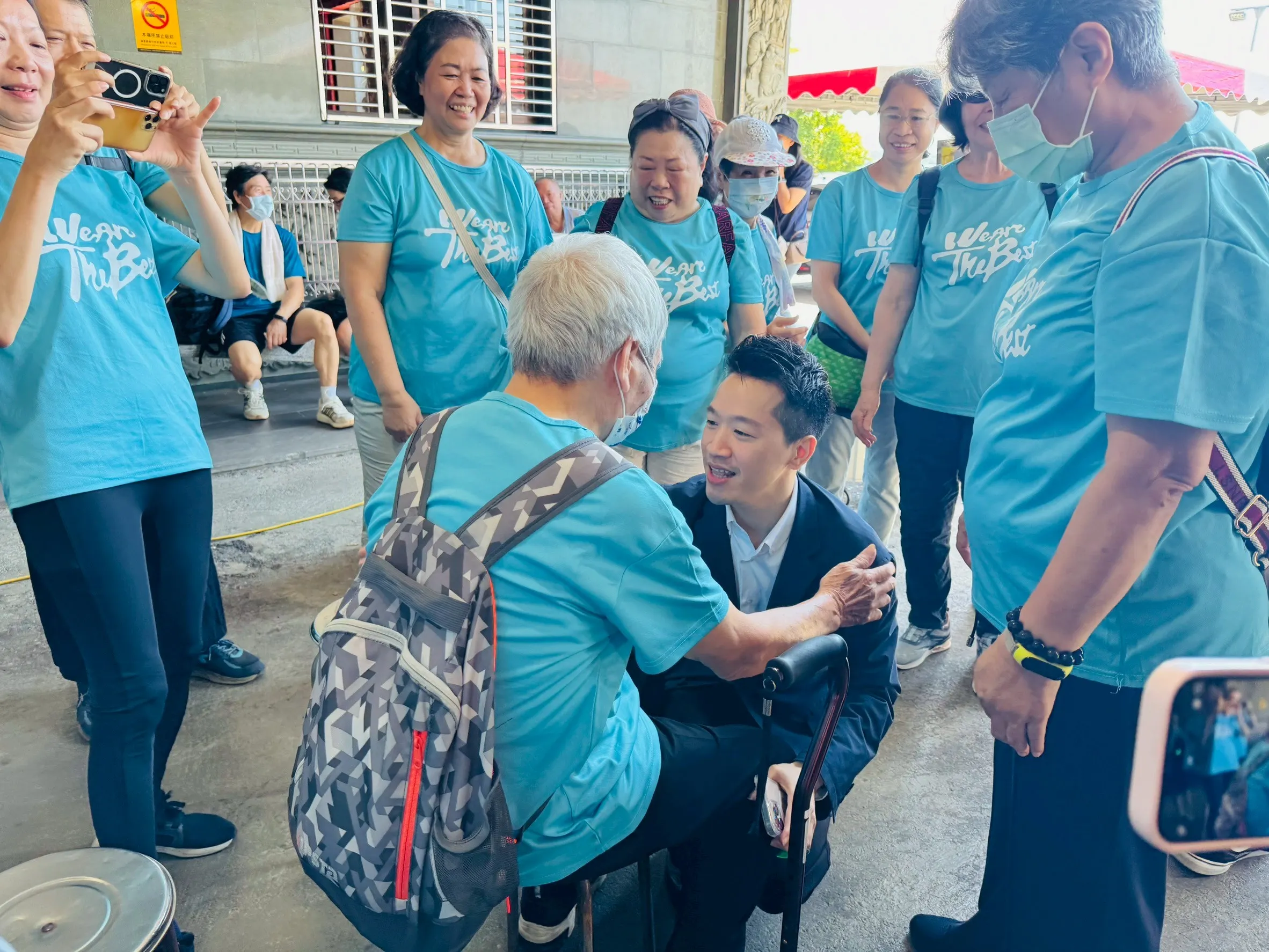 總統府副秘書長何志偉與現場與民眾互動熱絡。 （圖／桃園明倫三聖宮提供）