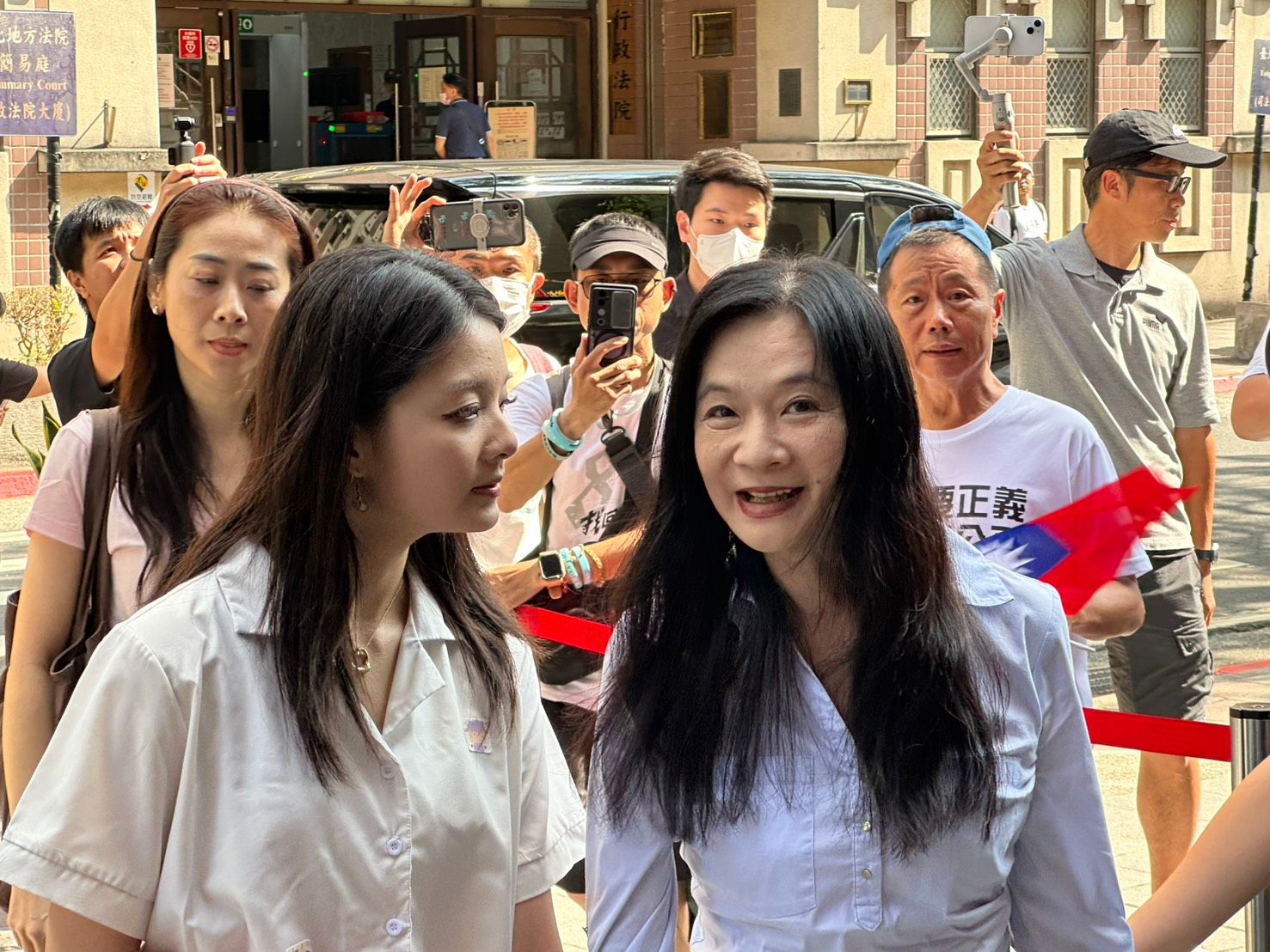 京華城案交保的台北市議員應曉薇15日舉行羈押庭，應曉薇9時10分抵達法院，在女兒攙扶下走進法院。（羅立邦攝）