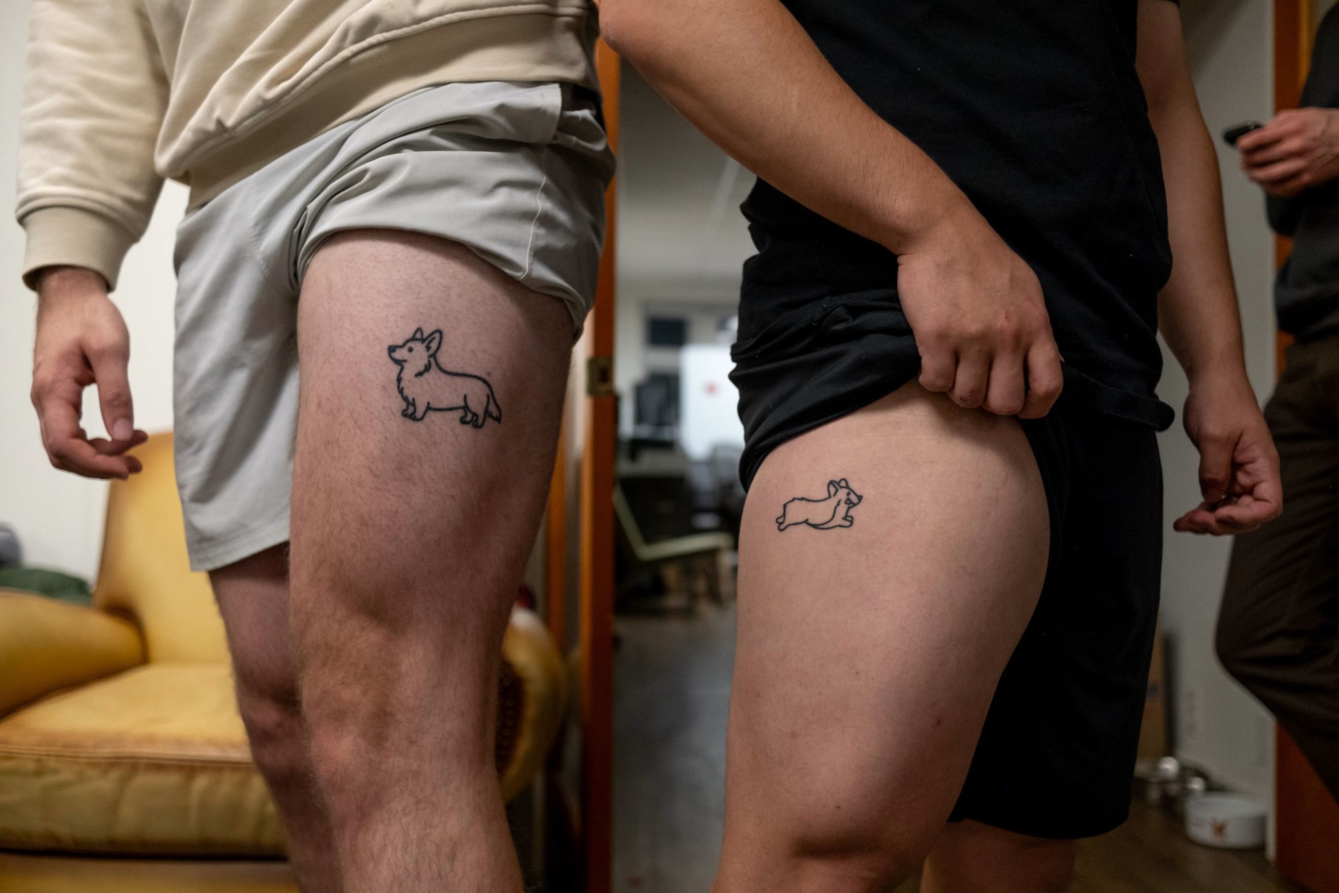 員工們紋著相同的Corgi紋身。（華爾街日報）