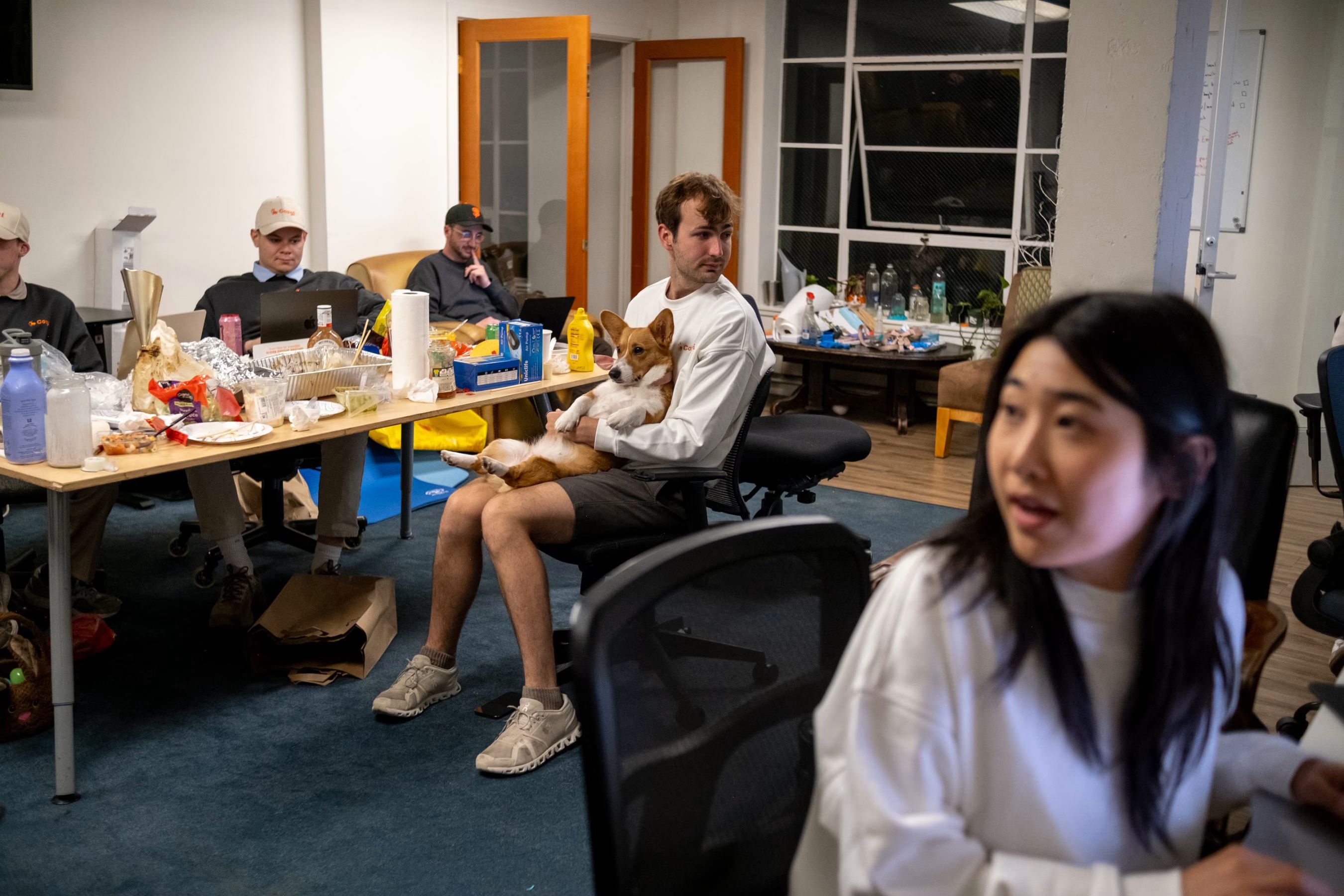 Corgi聯合創始人尼科・拉誇在舊金山辦公室抱著辦公室柯基犬Trudy。（華爾街日報）