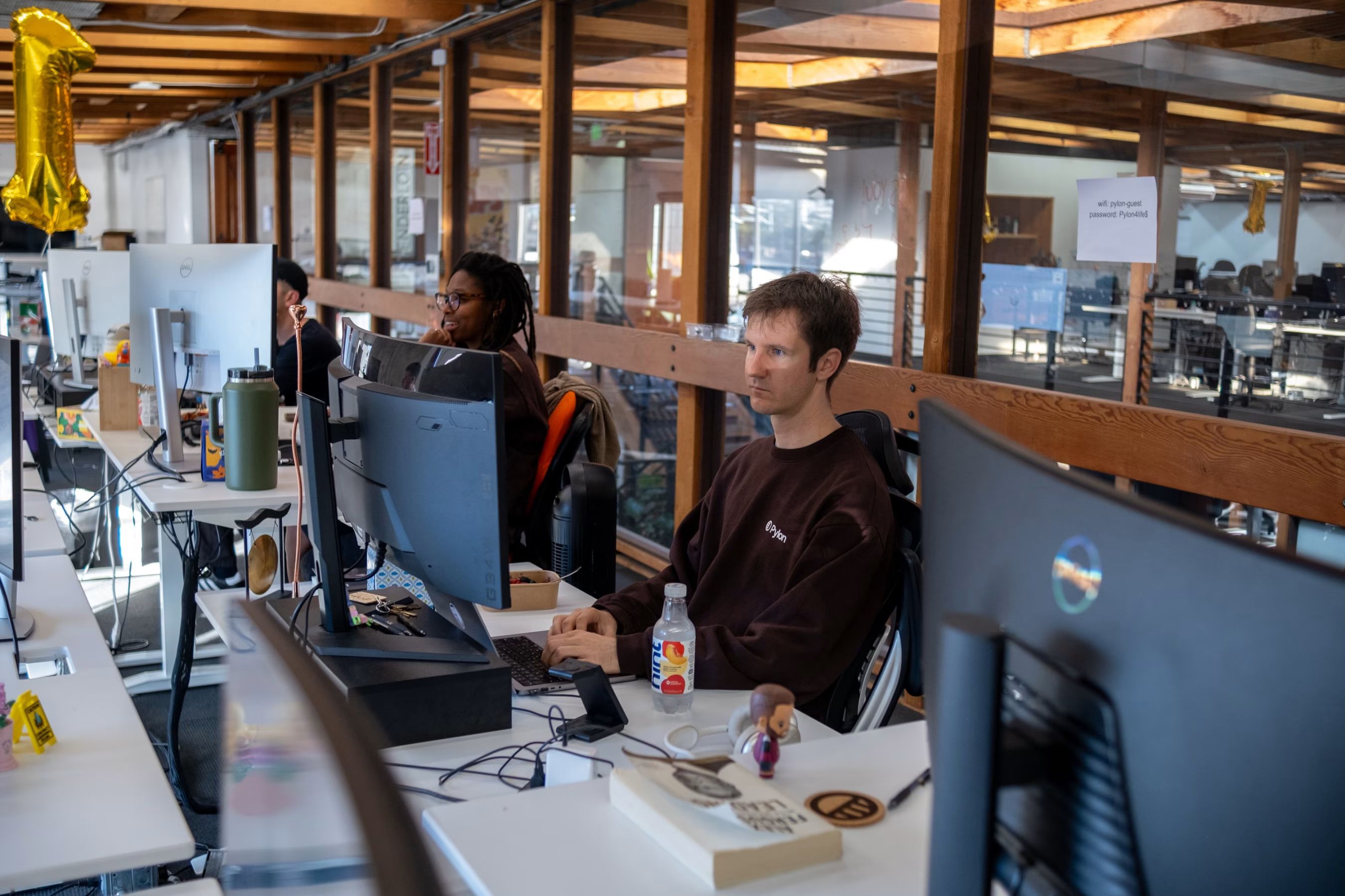 Pylon聯合創始人馬蒂・考薩斯在舊金山辦公室工作。（華爾街日報）