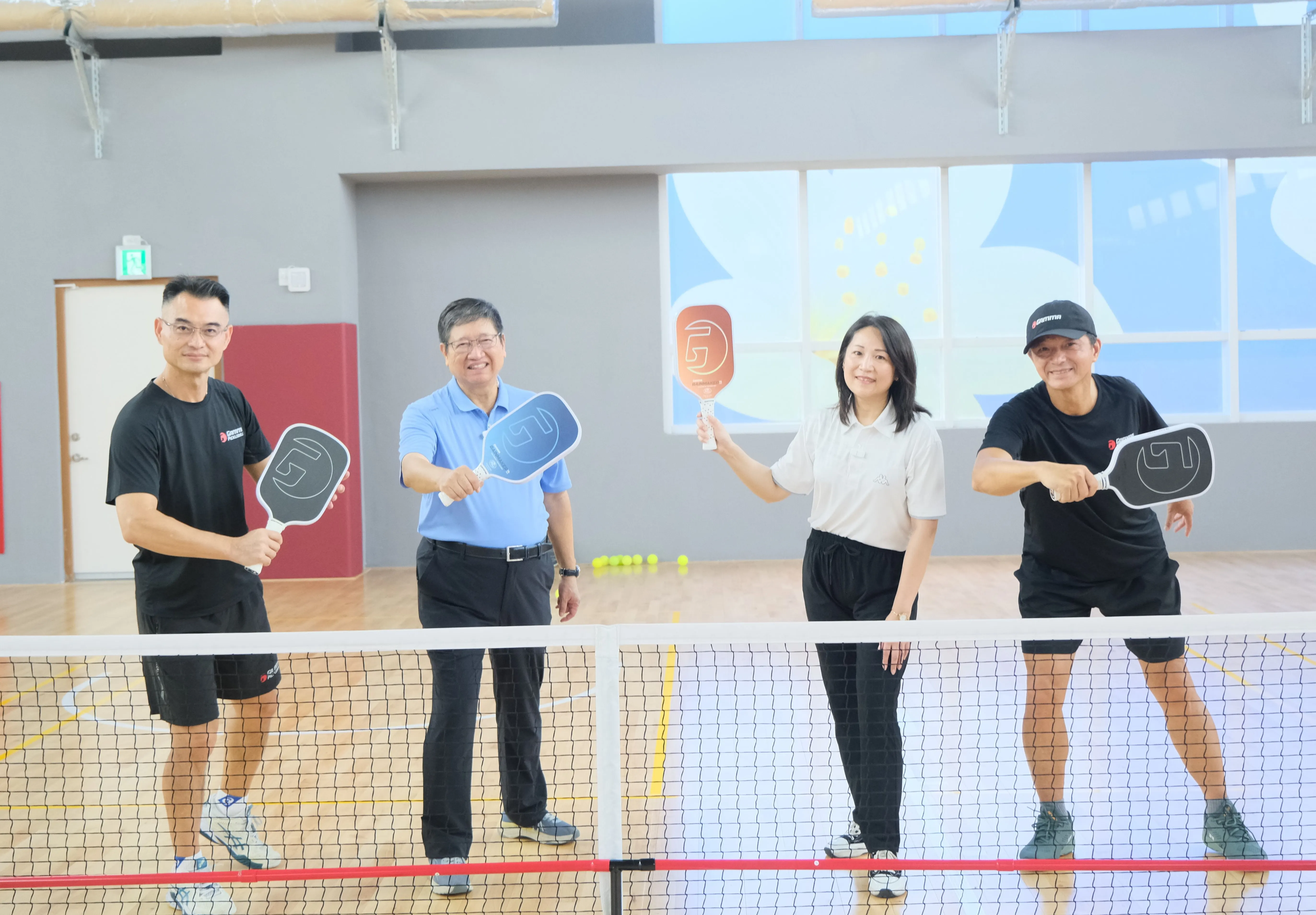 竹東全民運動館館內的綜合運動場進行匹克球球類運動。（圖／新竹縣政府提供）