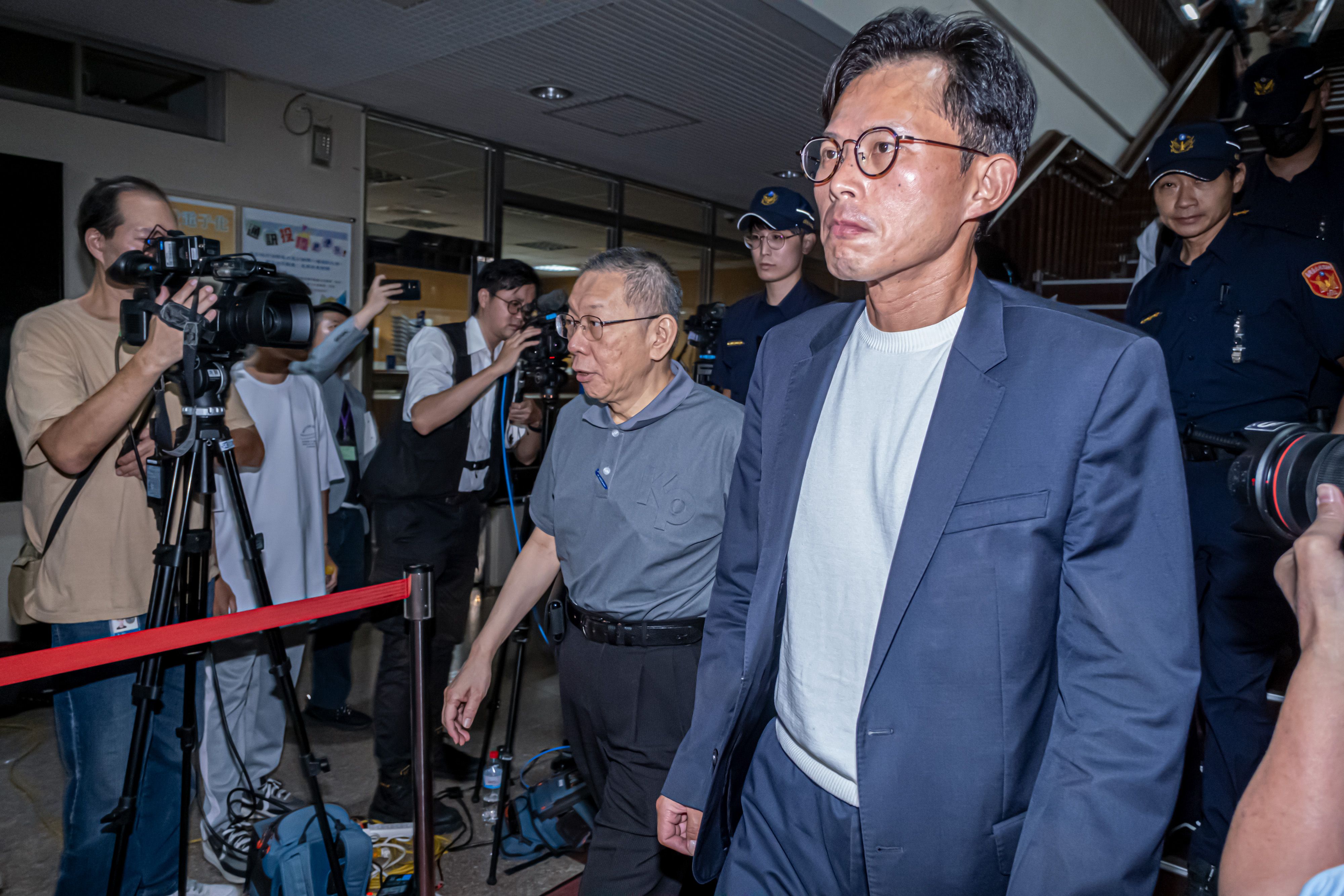 20250915-前民眾黨主席柯文哲（中）、民眾黨主席黃國昌（右）15日離開北院。（劉偉宏攝）