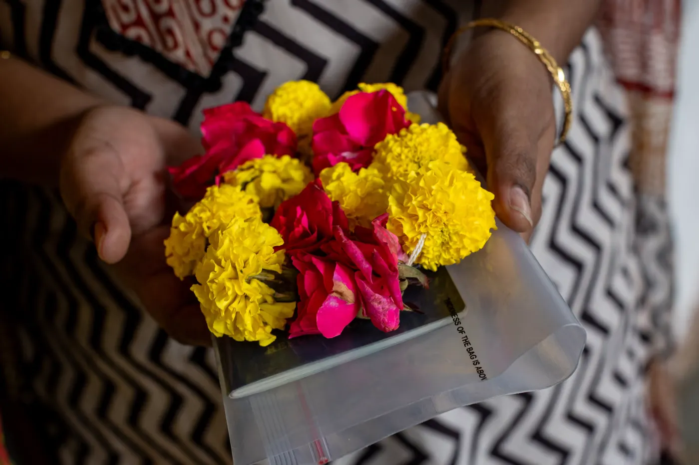 蘇妮塔·卡爾普拉普在祈禱後手持護照，她將最近的申請被拒歸咎於自己決定在家祈禱。（華爾街日報）