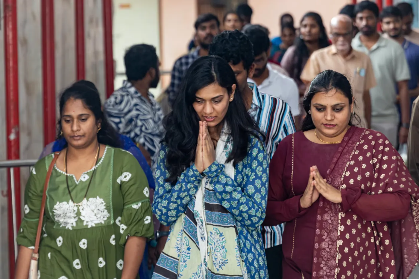 遊客在內院進行繞行參拜。（華爾街日報）