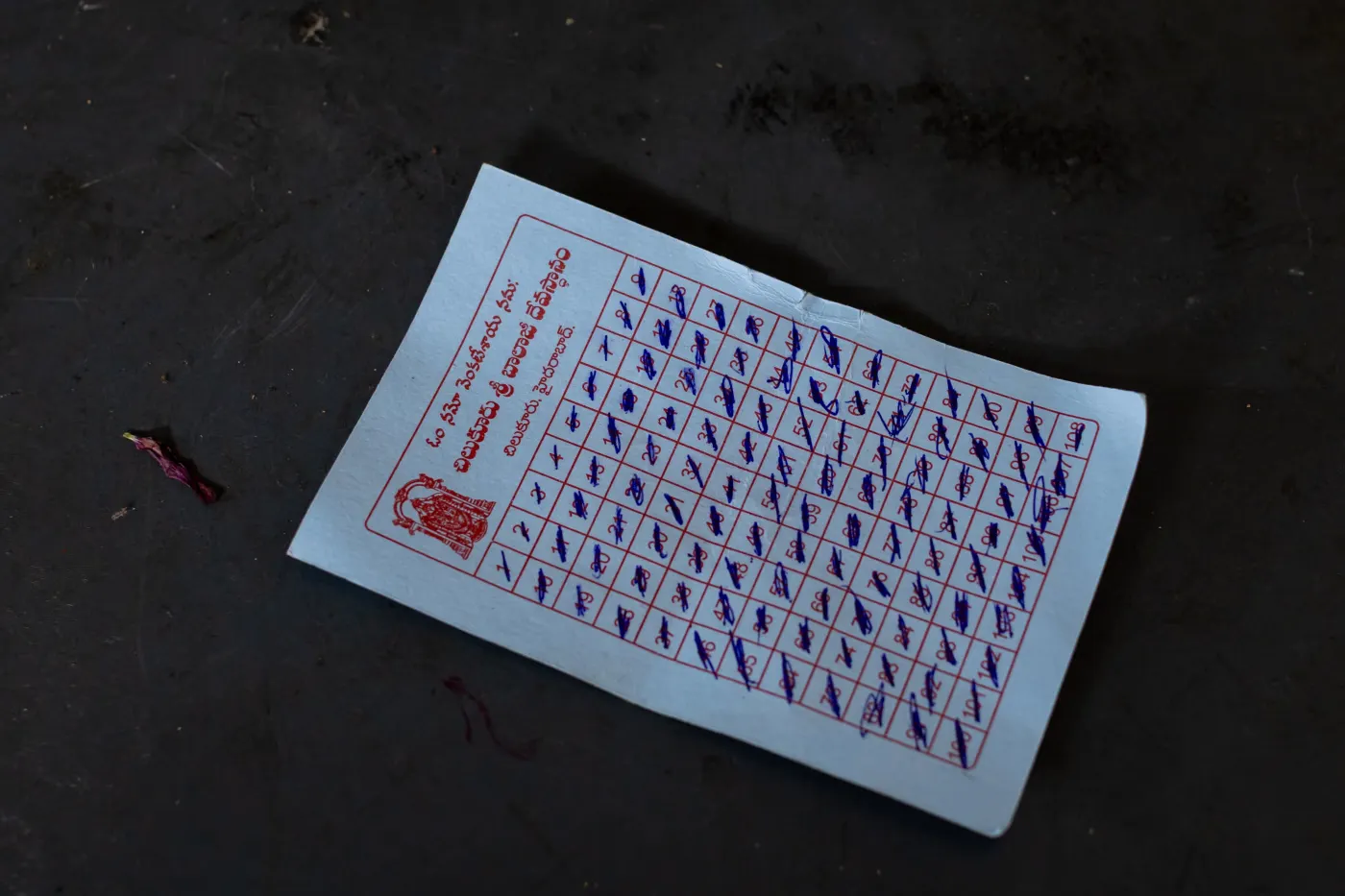 成功獲得簽證的申請者需要回來繞行108圈以示感謝。他們會用這張卡來記錄次數。（華爾街日報）