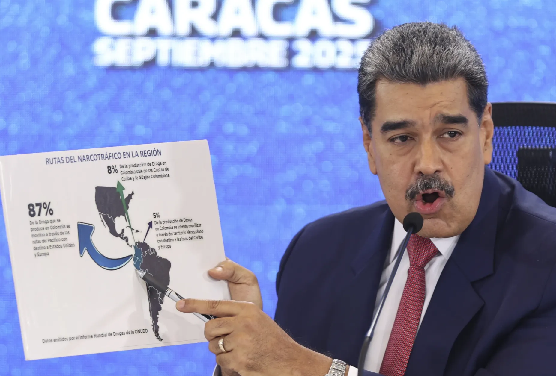 2025年9月15日，委內瑞拉總統馬杜洛（Nicolas Maduro）在首都卡拉卡斯（Caracas）的記者會上，拿出地圖指著美國。（美聯社）