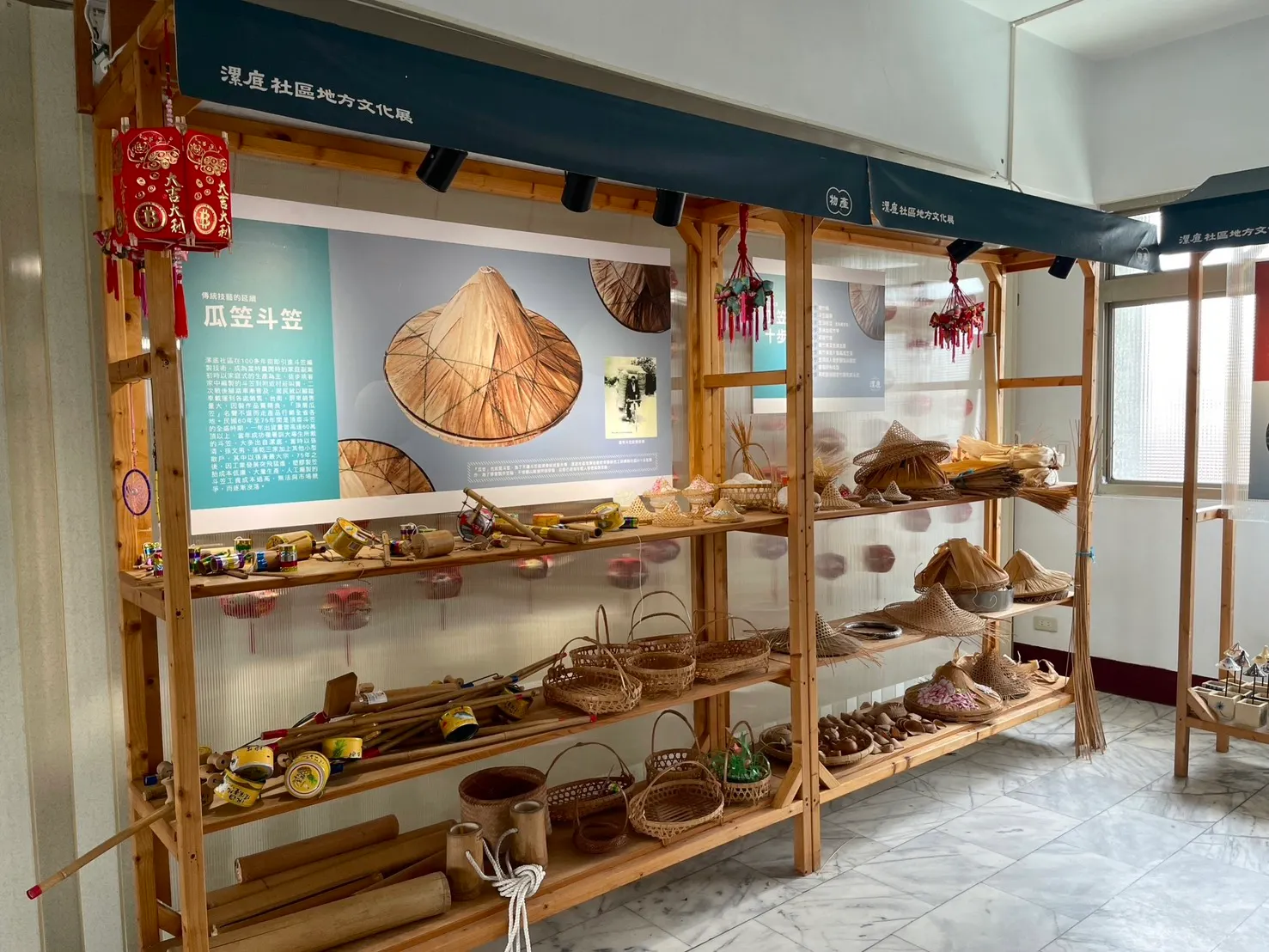 斗笠故事館-廢棄物再利用。（圖／高雄市環保局）