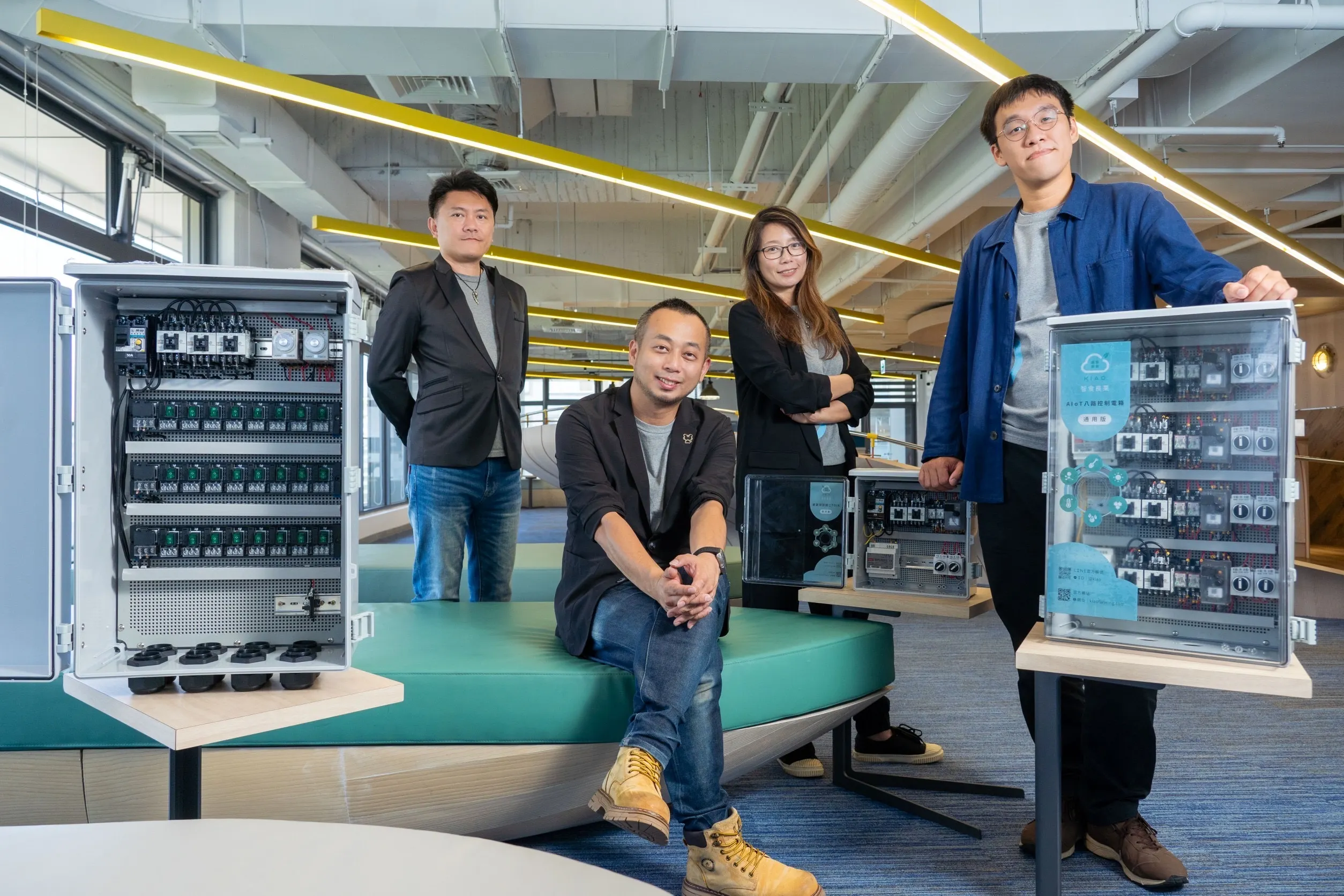 智食良果團隊在疫情中成立，左起研發長郭晉良、執行長吳昱鋒、副執行長楊倩雯、工程師曾昱誠。（智食良果提供）