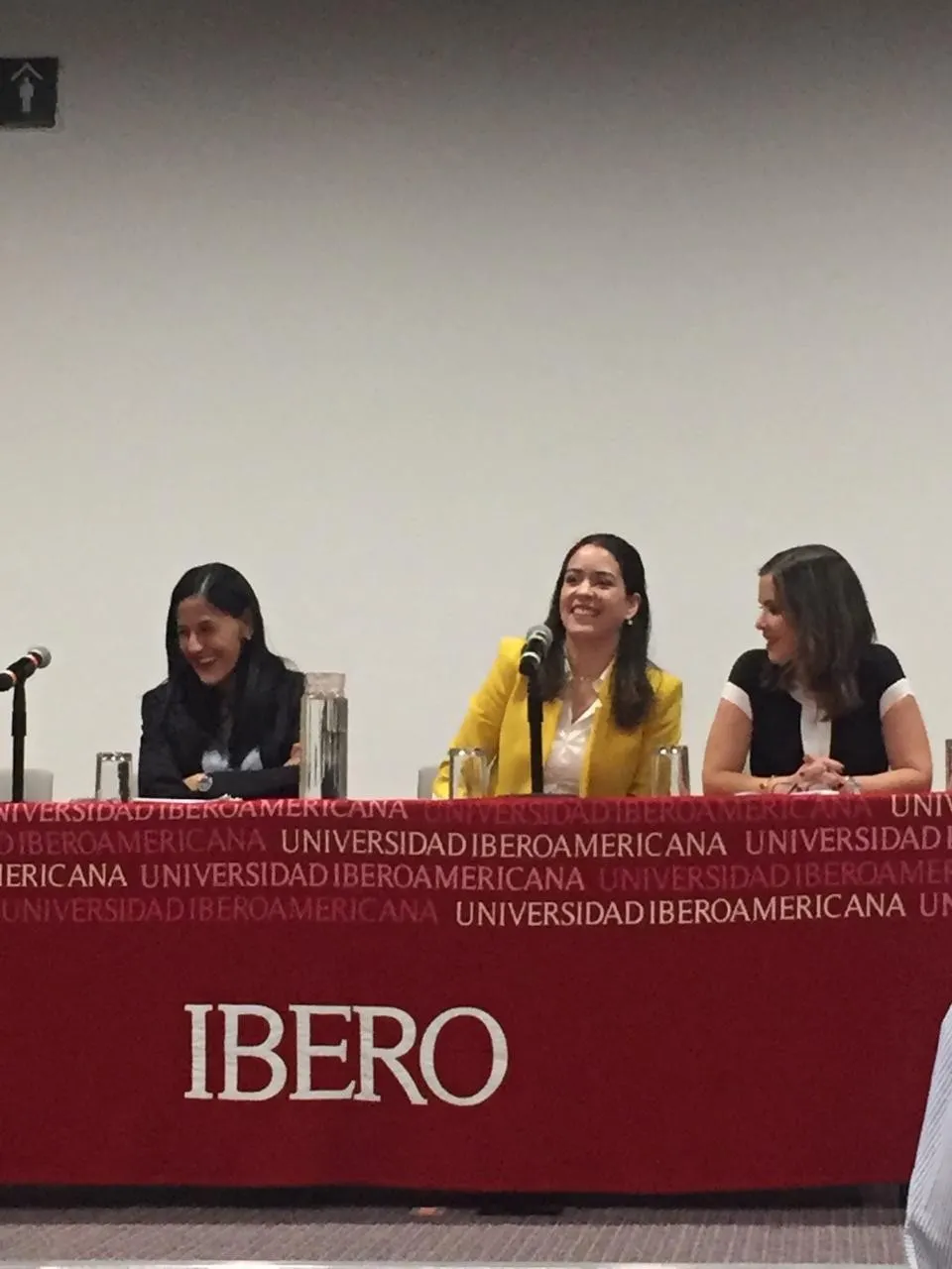 Daniela Segovia（中）受邀墨西哥大學分享委內瑞拉危機。（Daniela Segovia提供）