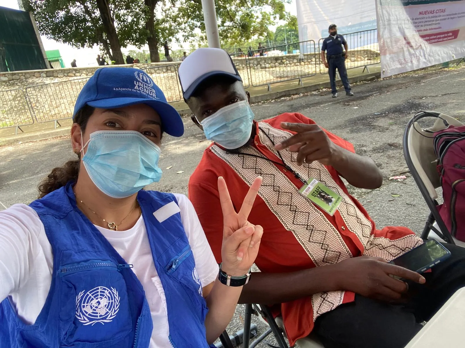 在墨西哥與瓜地馬拉邊境附近的恰帕斯州塔帕丘拉，Daniela Segovia（左）與墨西哥難民援助委員會（COMAR）合作，協助登記尋求庇護者，以便他們進入系統申請庇護。（Daniela Segovia提供）