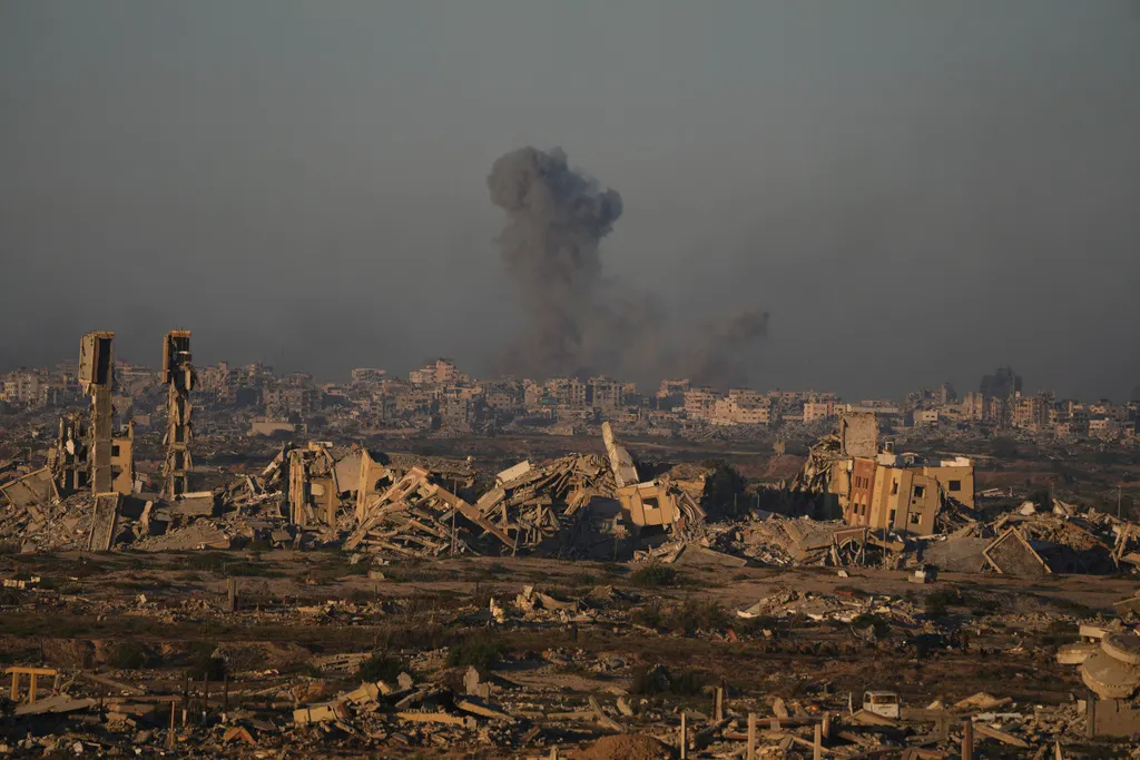 以色列軍隊發動對加薩市地面攻擊，從空襲轟炸目標建築物開始。（美聯社）